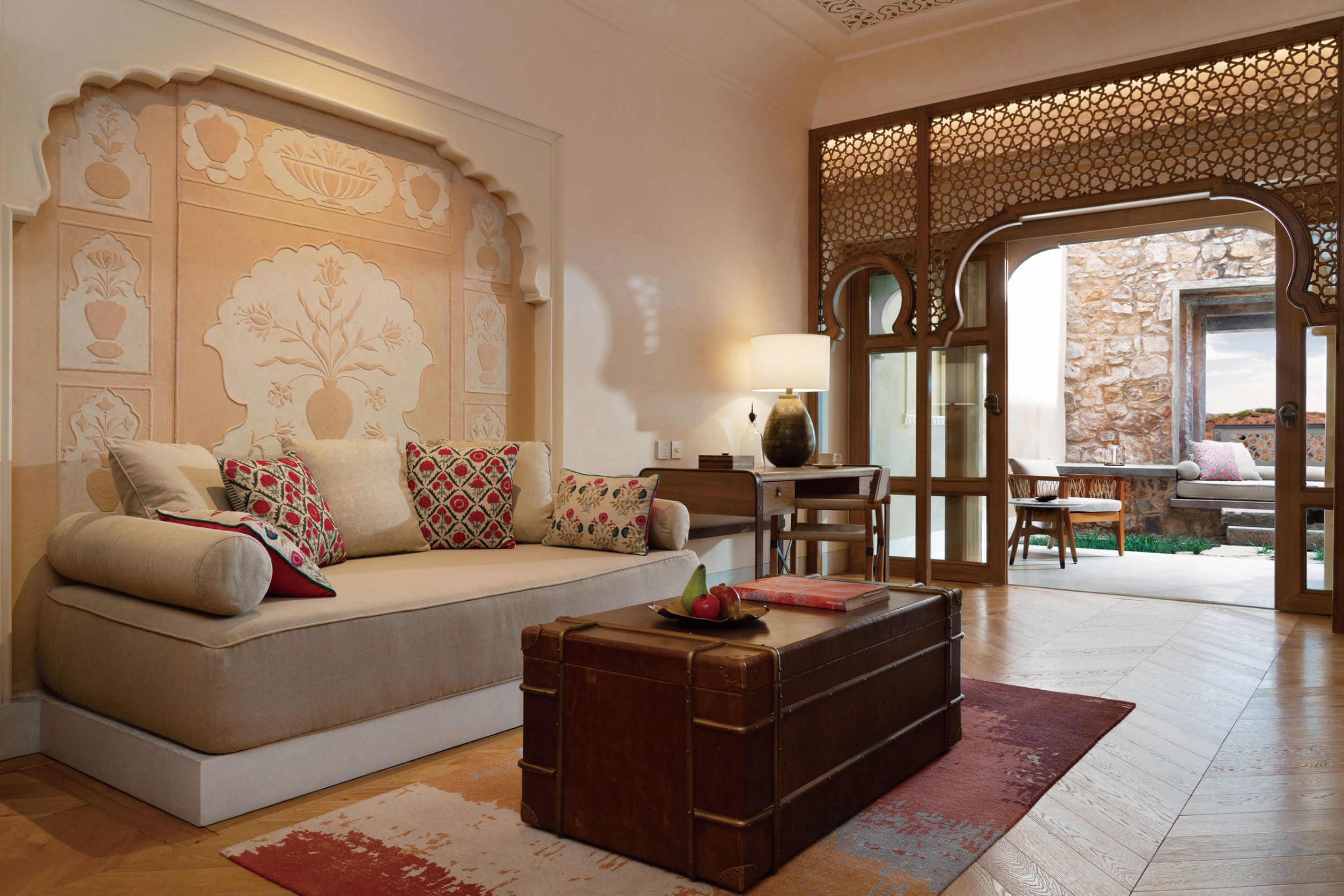 套房客廳裡以全新的雕花壁飾，重塑古代王室華美的生活空間。