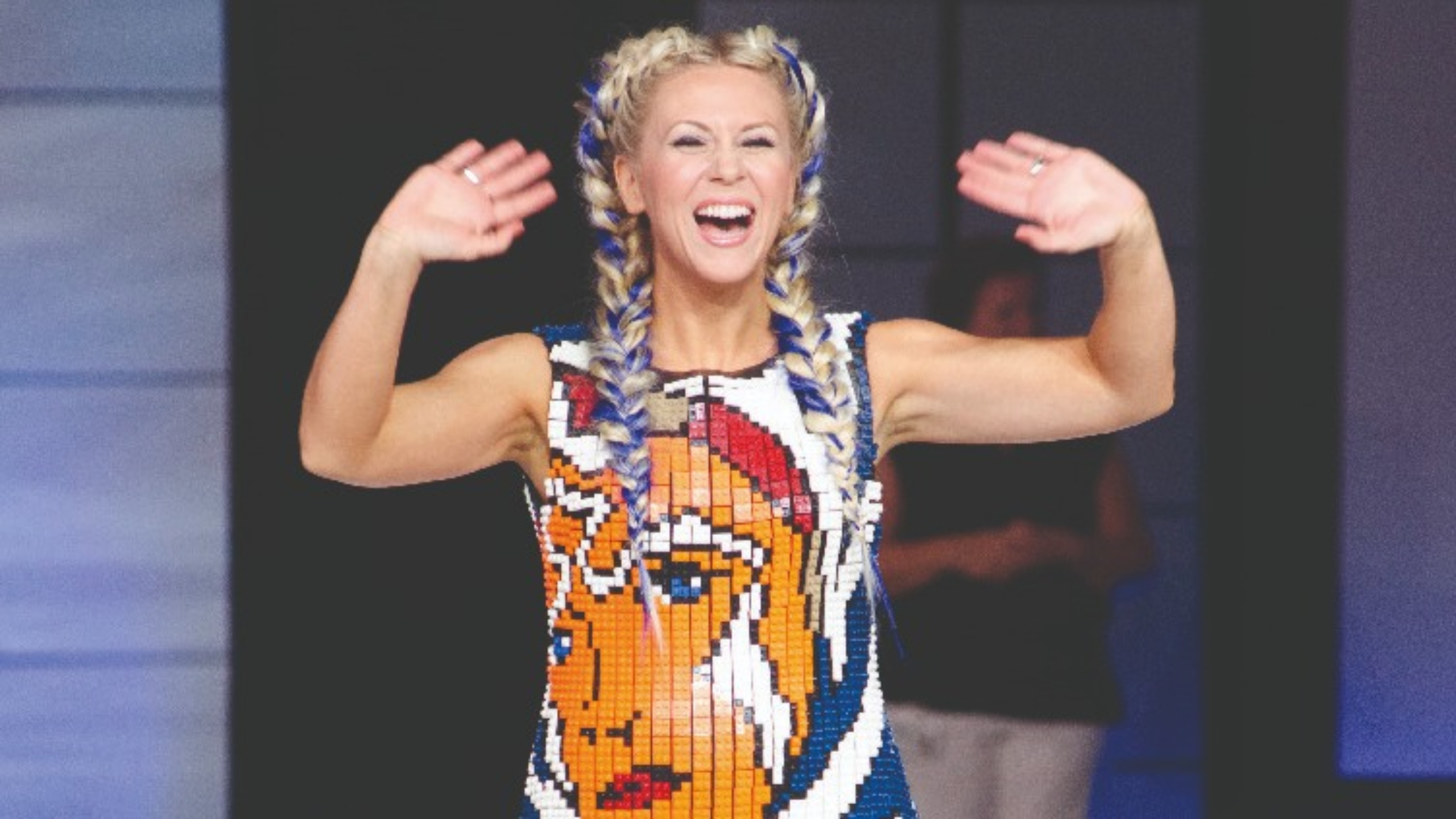 为星际大战配音的艾希莉·艾肯斯坦（Ashley Eckstein）穿上艺术家内森·萨瓦亚Nathan Sawaya用1万片乐高积木制作的礼服。