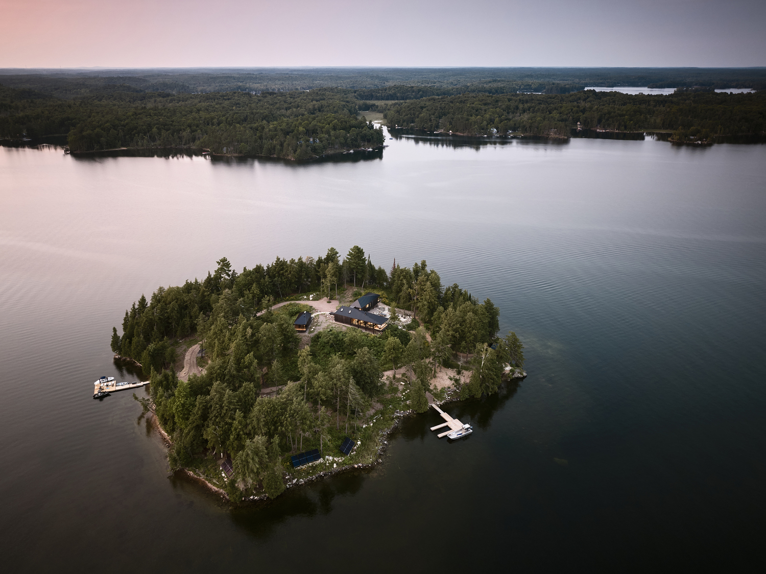 基地位于幽僻湖心岛上，挑战设计和施工过程， 最终建成一座远离尘嚣度假宅。