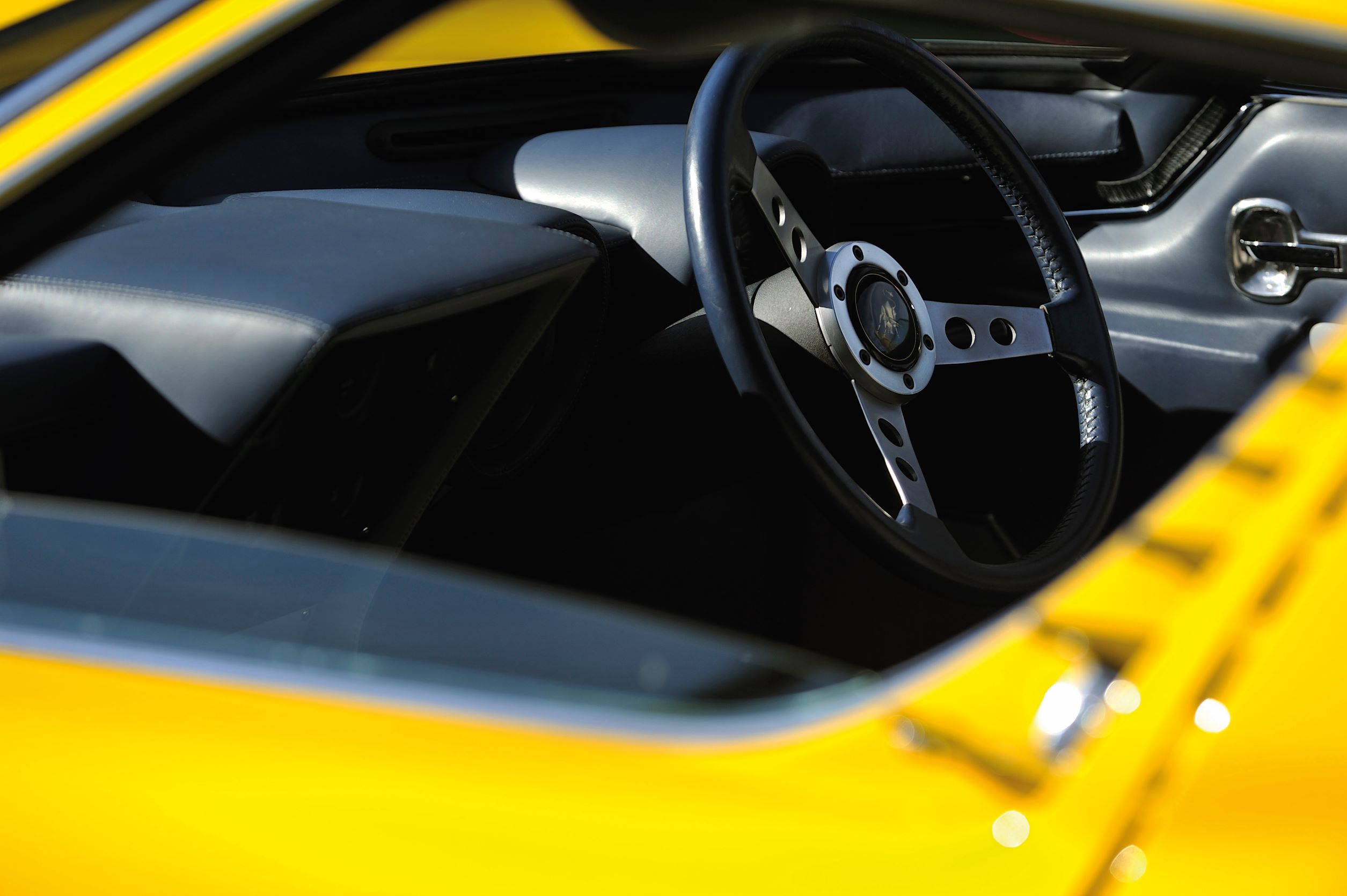 Miura 低矮坐姿的驾驶座设计，是义大利蛮牛跑车的经典风格。