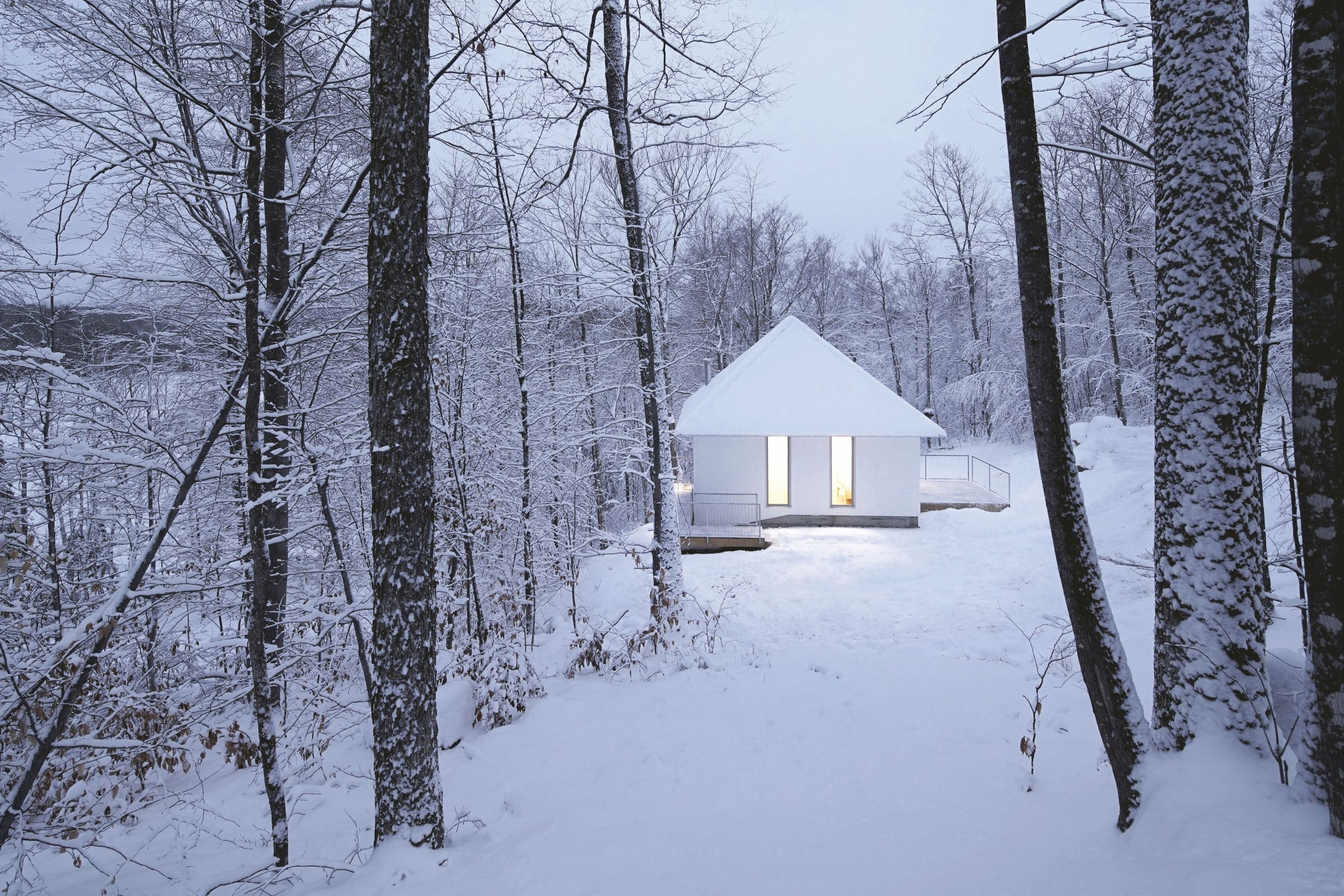 跟山一起過日子 - 雪地裡的白色極簡小屋