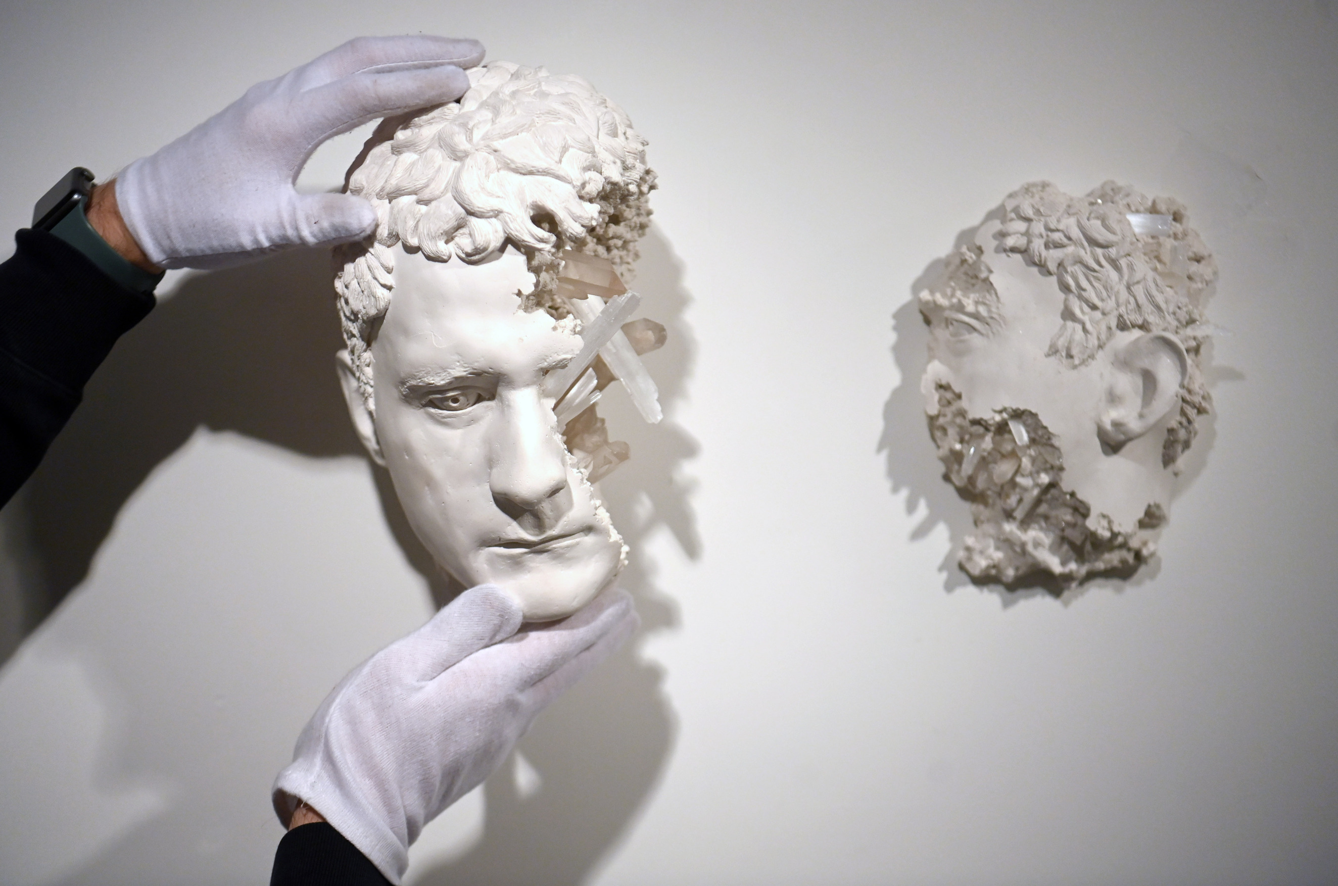 2022 年 2 月在伦敦举行的 NFT 艺术品拍卖，图为 Daniel Arsham 的作品《Cracked Quartz Face 》。