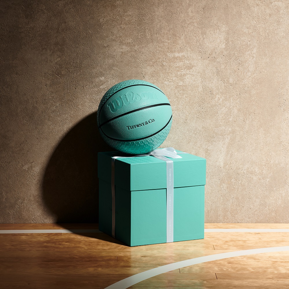 Tiffany & Co. 邀請 Daniel Arsham 為與克里夫蘭騎士隊在 StockX Factory 一同開設的期間限定店打造 的「Tiffany Blue 」籃球，開價美金 575 元（約台幣 1.6 萬）。