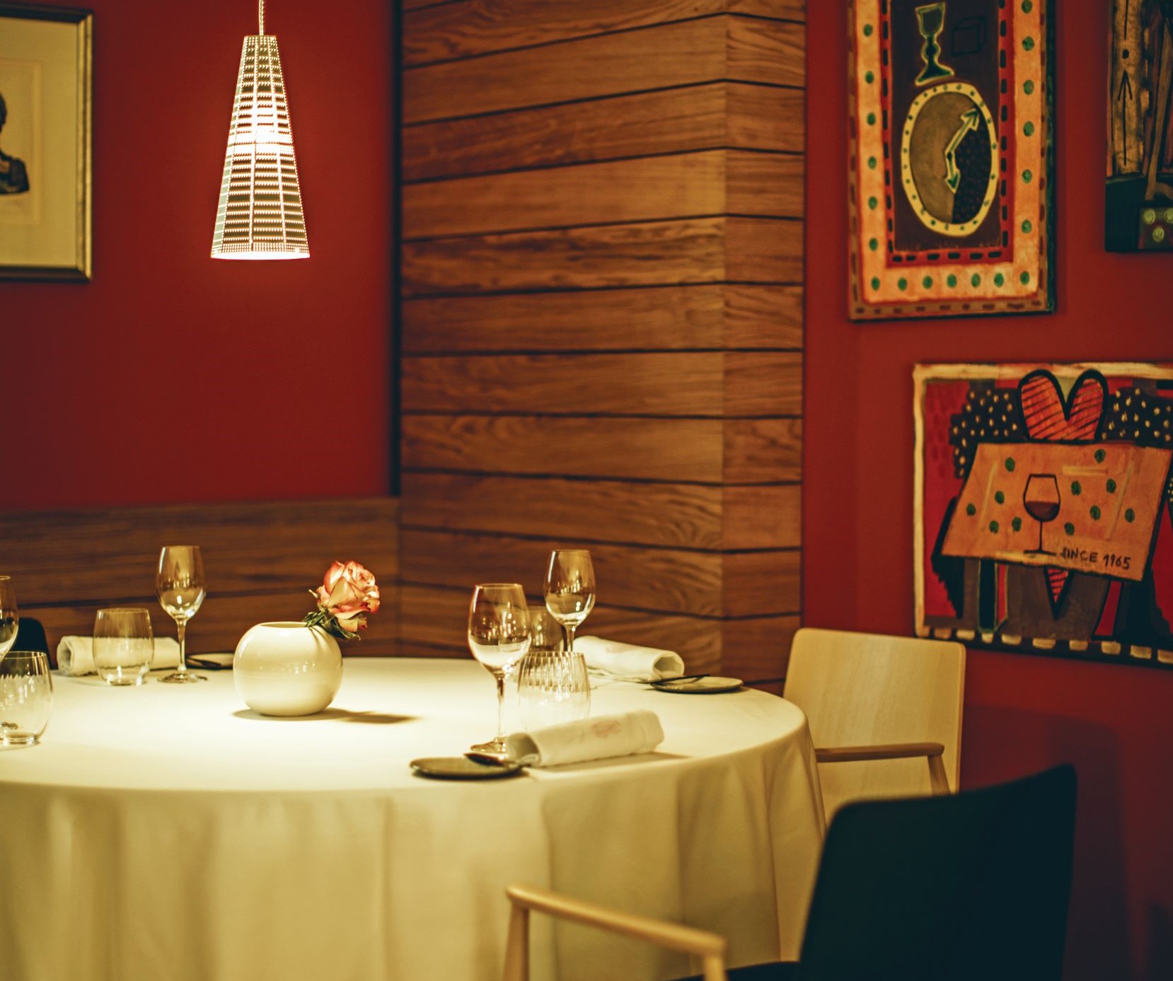 垂掛式的餐桌燈，投射出柔和的光影，增添溫馨浪漫的用餐氣息。