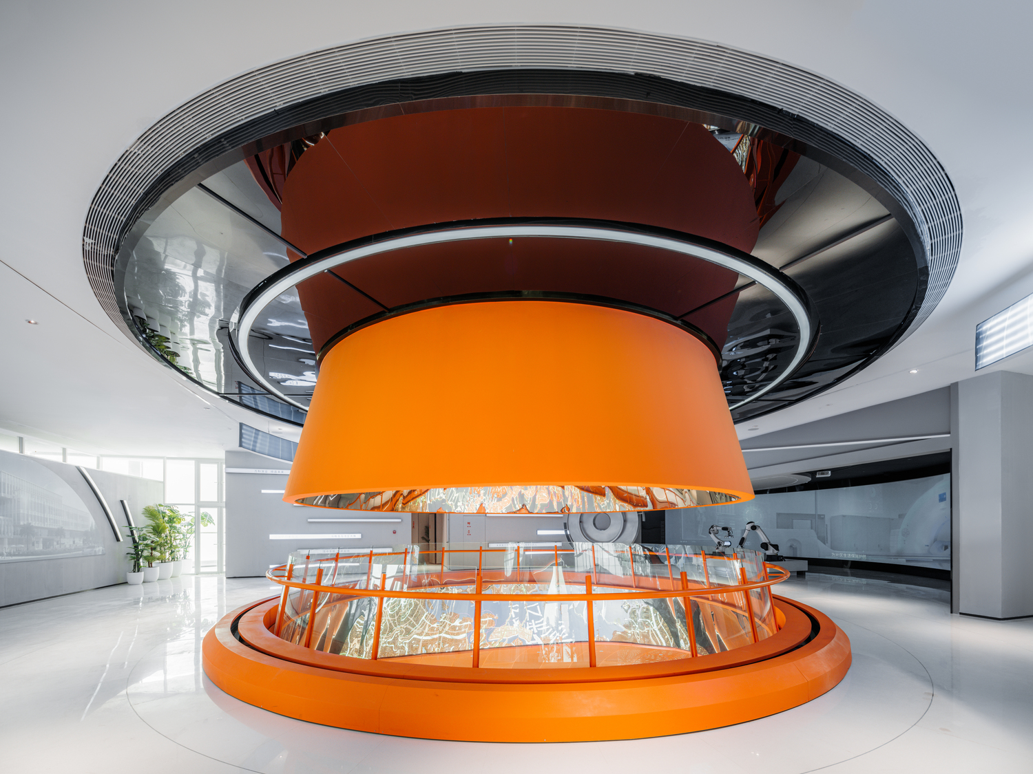 展覽館內特別以一座橘紅色的圓形天井打破上下樓層的分界。