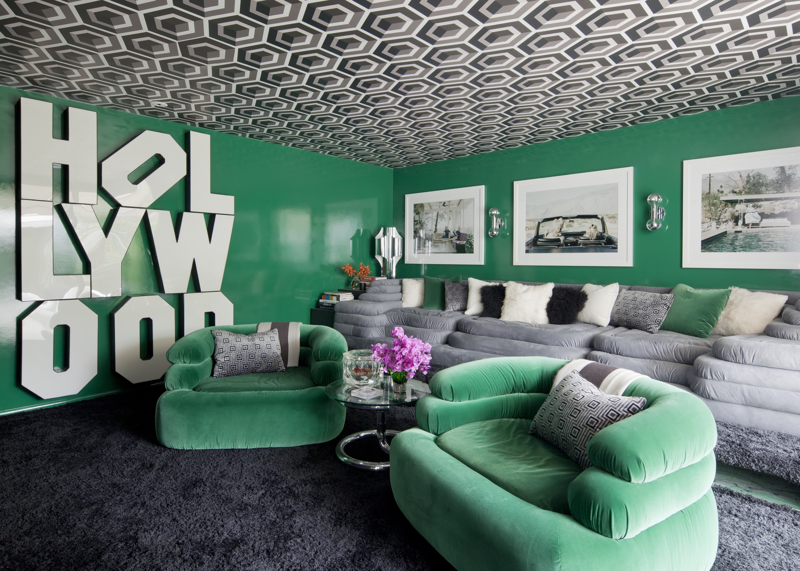 大膽採用高光的翠綠牆壁和同色調弧形天鵝絨座椅，與立體幾何圖案天花板相映成趣，將好萊塢電影場景搬回家。