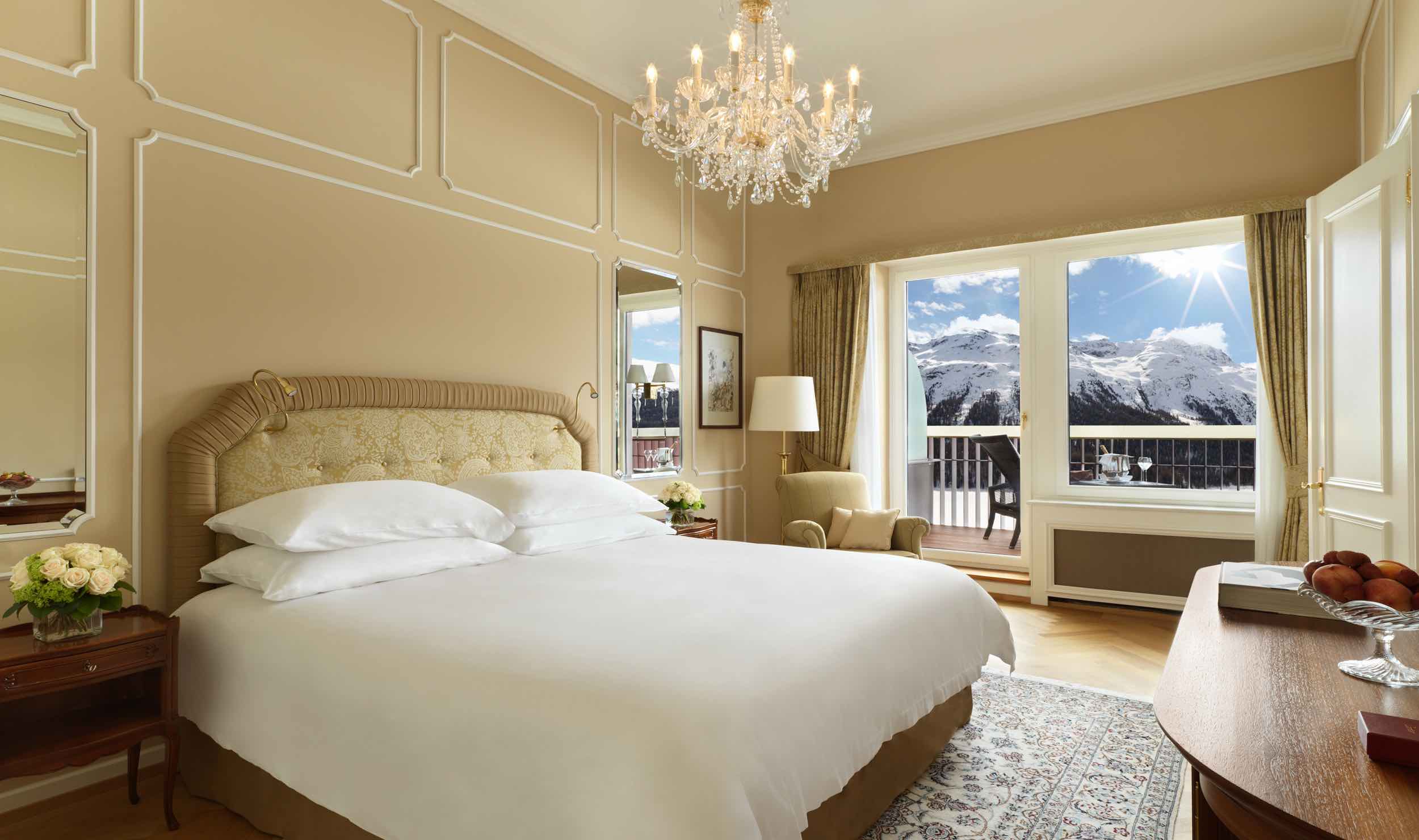 優雅的豪華套房還規劃有賞景陽台，讓賓客能自在享受被群山美景環繞的阿爾卑斯時光。