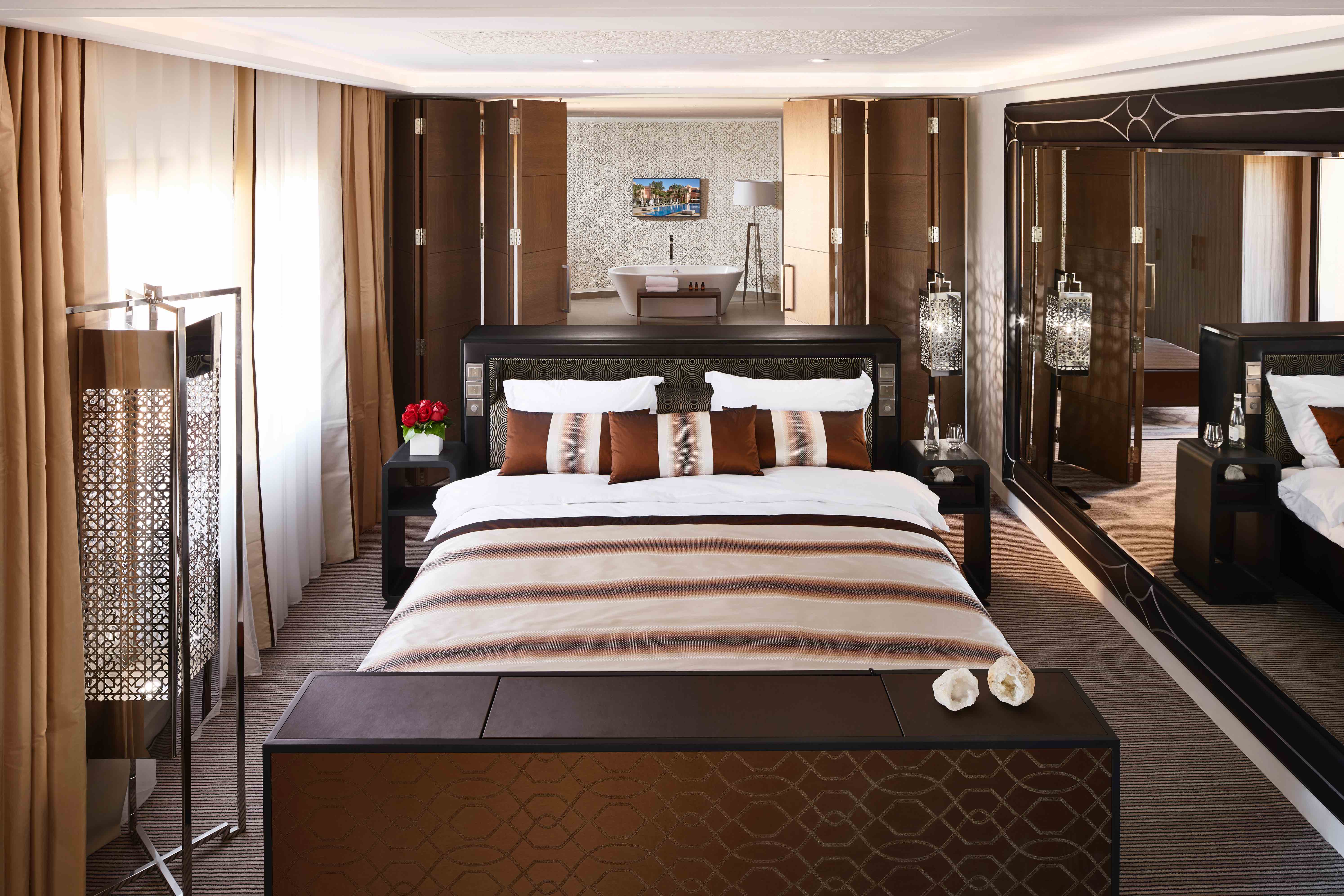 深色木頭家具在 Mövenpick Hotel 套房空間中扮演著厚實形象，亦展現出馬拉喀什的古樸奢華。