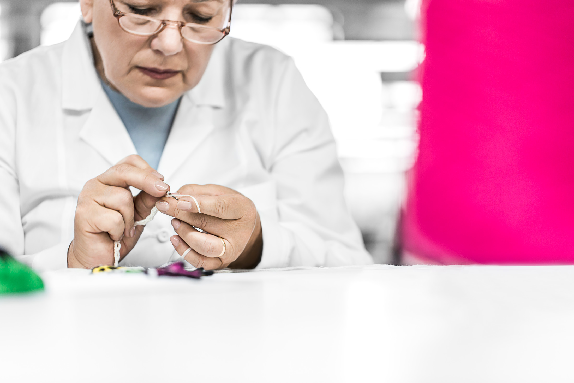 製作針織連身褲(Look 63)時，位女裁縫各自選擇擅長的部分縫製， 例如一位選擇需要 5 個小時才能縫製完成的龍;另一位選擇需要 10 小時的 Nana;還有一位則是專門負責縫製書藝，她們就像童話故事中的神仙教母，賦予服裝由零到有的誕生過程。