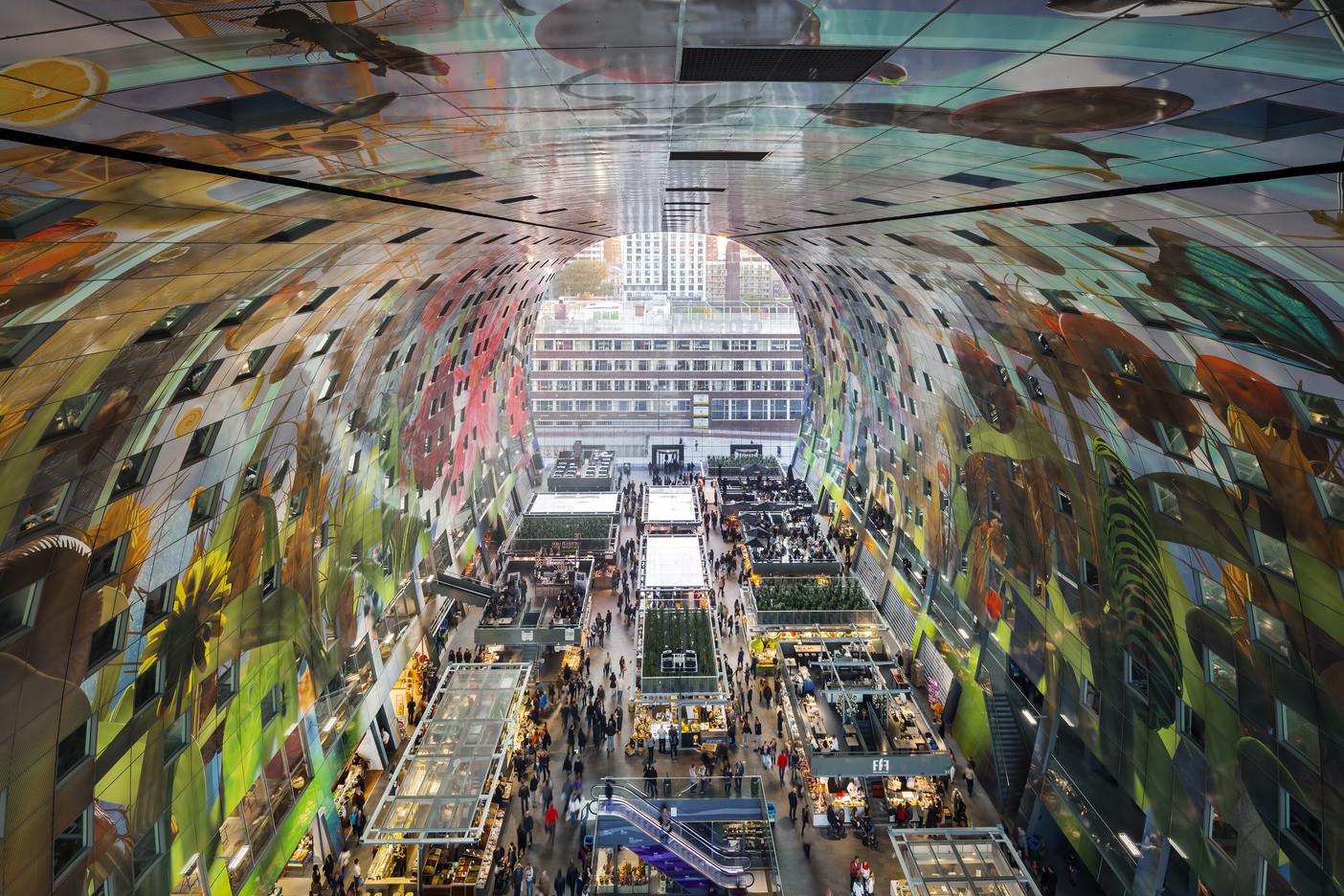 The Markthal 拱廊市場牆面上妝點著巨型數位壁畫《豐饒之角》。（ Photograph by Daria Scagliola & Stijn Brakkee ）