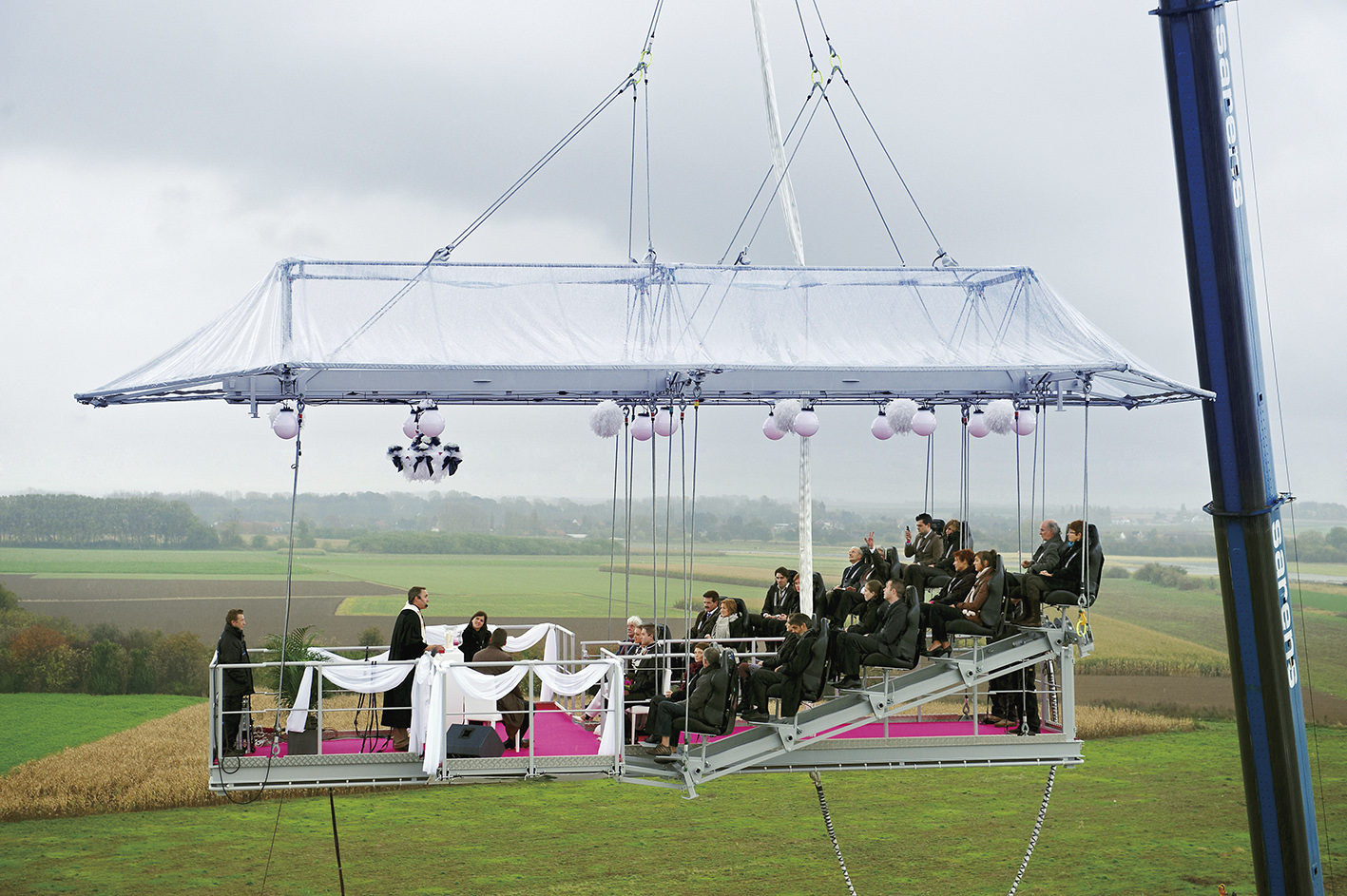 Most Unusual Restaurants in the World: Dinner in the Sky 獨樹一幟 奇景餐廳 - 比利時│離地 50 公尺的空中派對