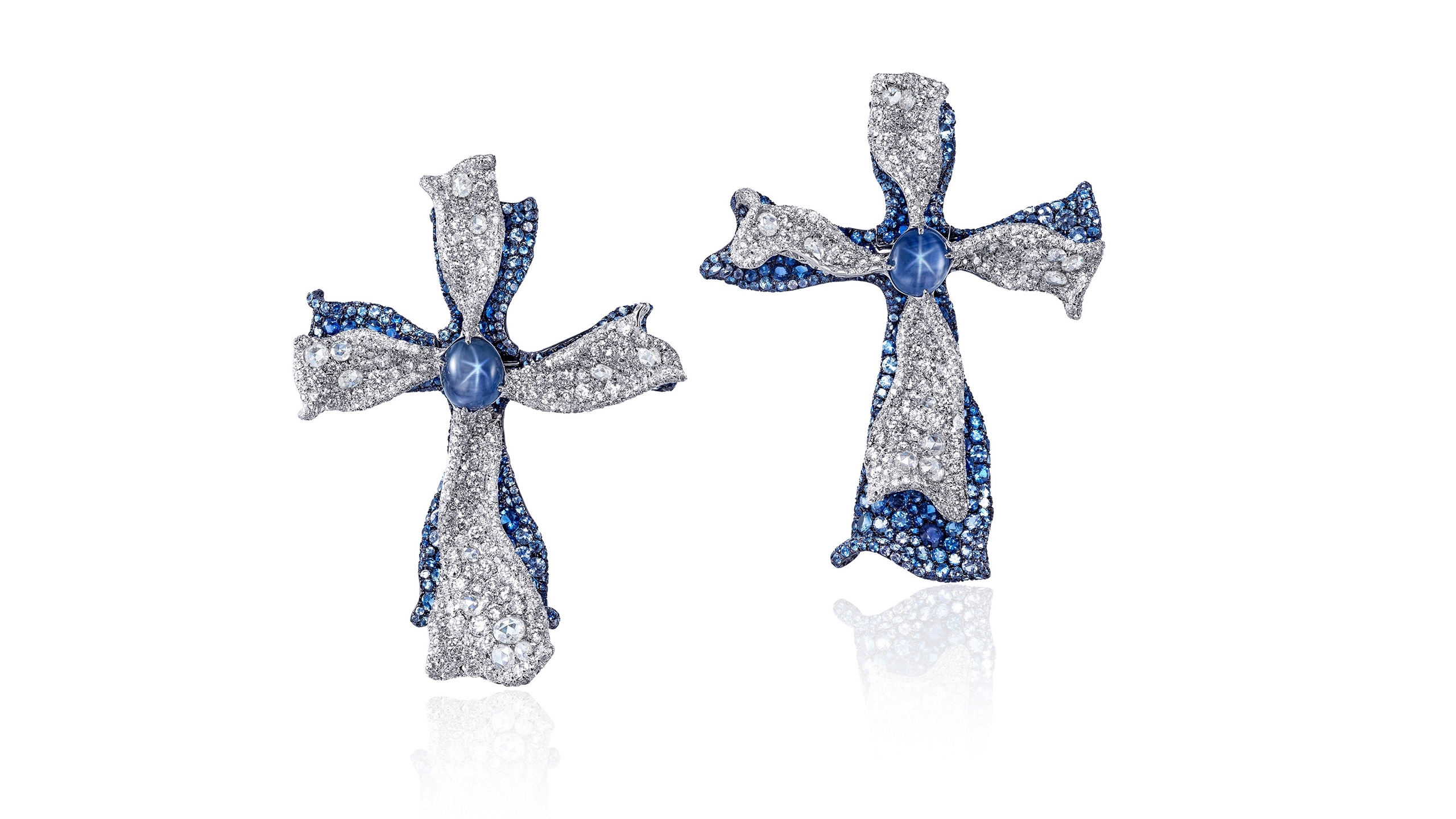 1510 Charity Art Jewel by Cindy Chao 藍寶石十字耳環 蛋面藍寶星石、白鑽、藍寶石 總重: 1,917顆/ 36.57 克拉 18K 白金。