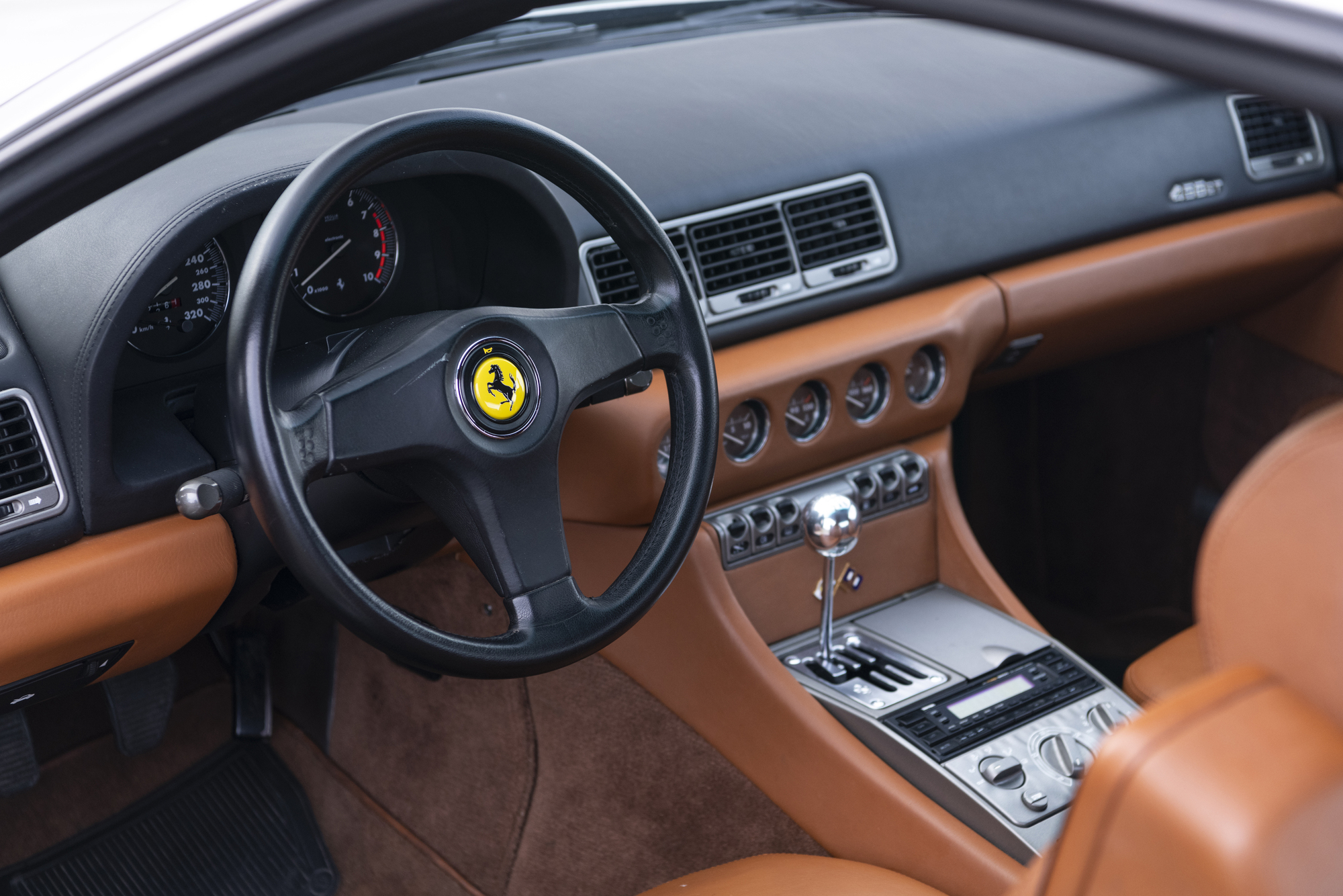 传统手排系统日渐稀少，造就 Ferrari 456 GT 的特殊地位。