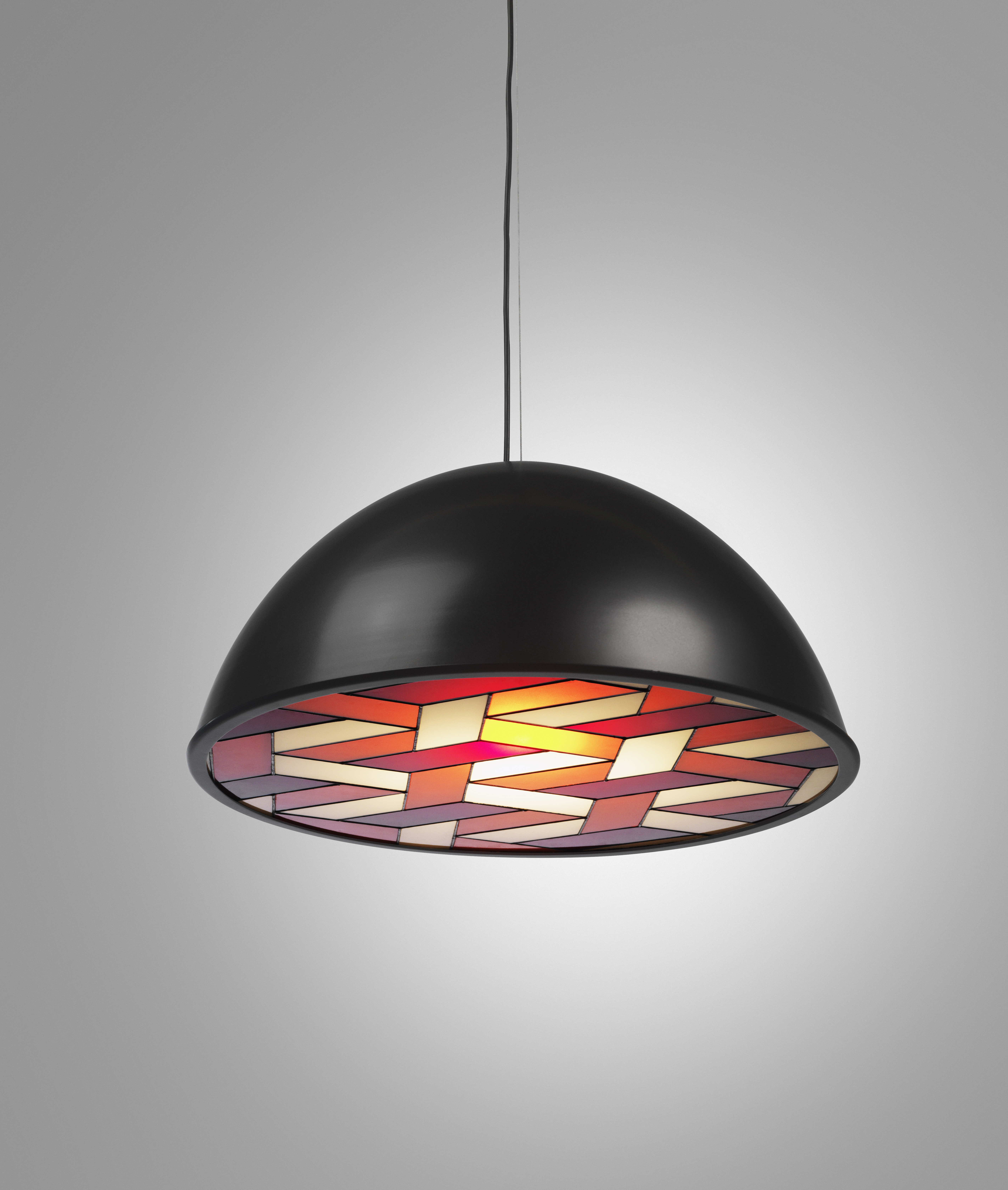 Chapel 吊燈展示出歐洲教堂彩繪玻璃窗的技術。