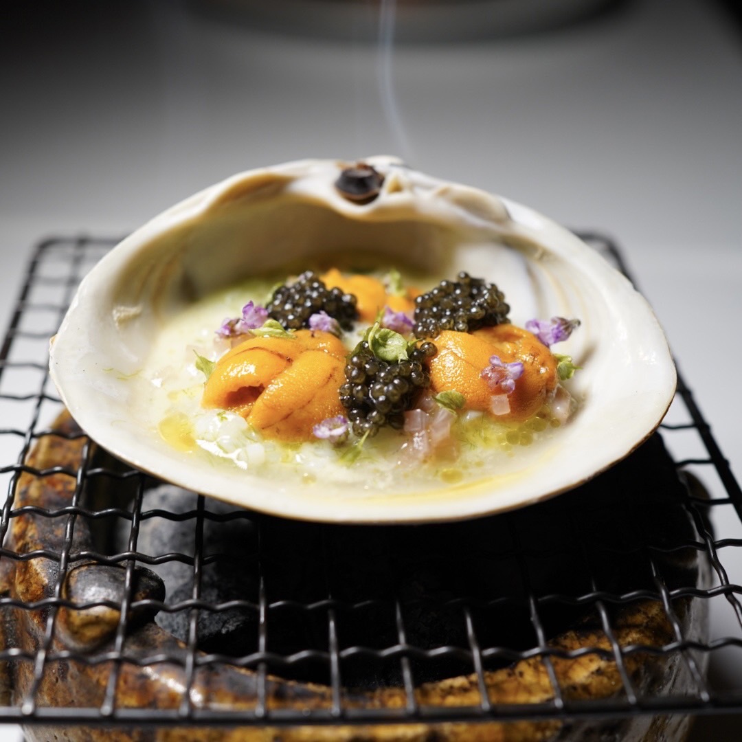 滋味鮮美的海膽燉飯，特別以北寄貝、自製魚子醬和紫蘇花，來增添口感和鮮味層次。（Photo by Yasuko Takada）