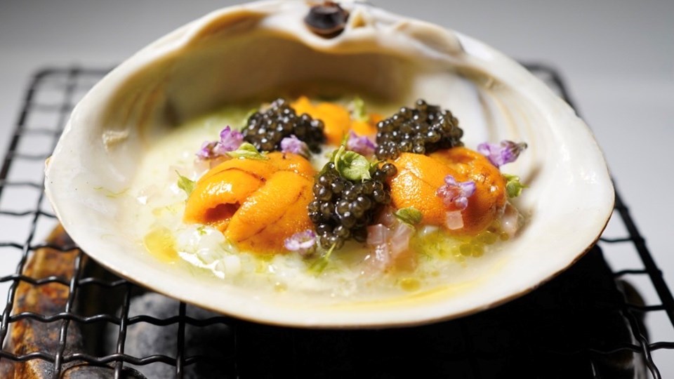 滋味鮮美的海膽燉飯，特別以北寄貝、自製魚子醬和紫蘇花，來增添口感和鮮味層次。（Photo by Yasuko Takada）