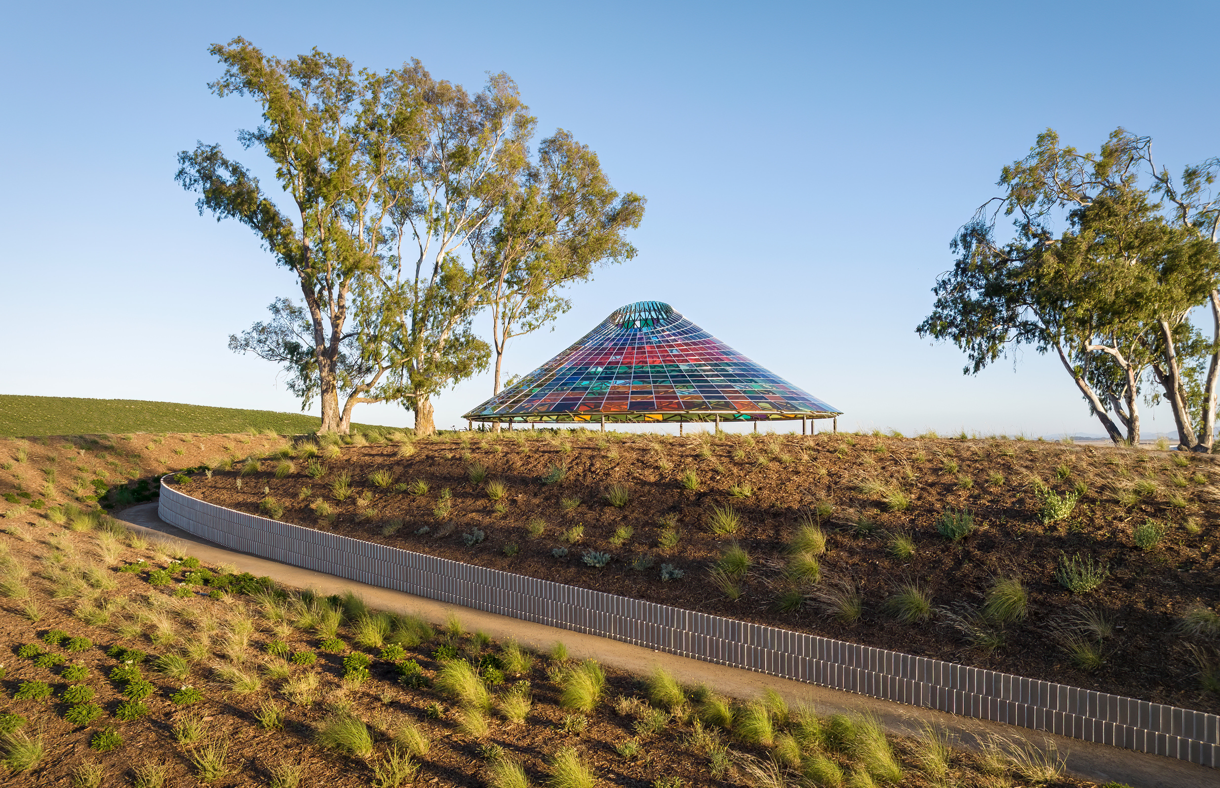 傘狀的涼亭設計，也讓 Vertical Panorama Pavilion 化身為綠色緩丘間最引人注目的彩色山丘。