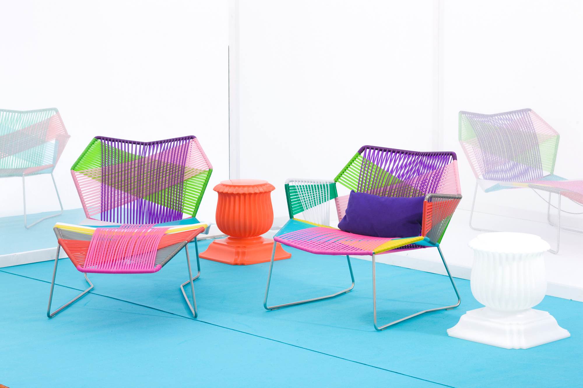 熱塑性聚合繩編織而成的 Tropicalia 單椅，是 Patricia Urquiola 最知名的戶外家具代表作。
