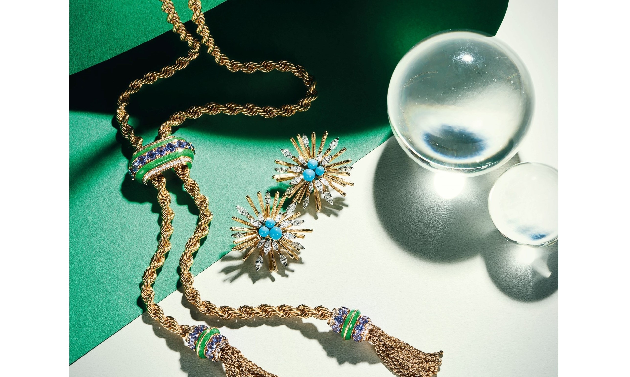 由左至右：Liane 系列項鍊，Van Cleef & Arpels；Extremely Piaget 頂級珠寶耳環，Piaget