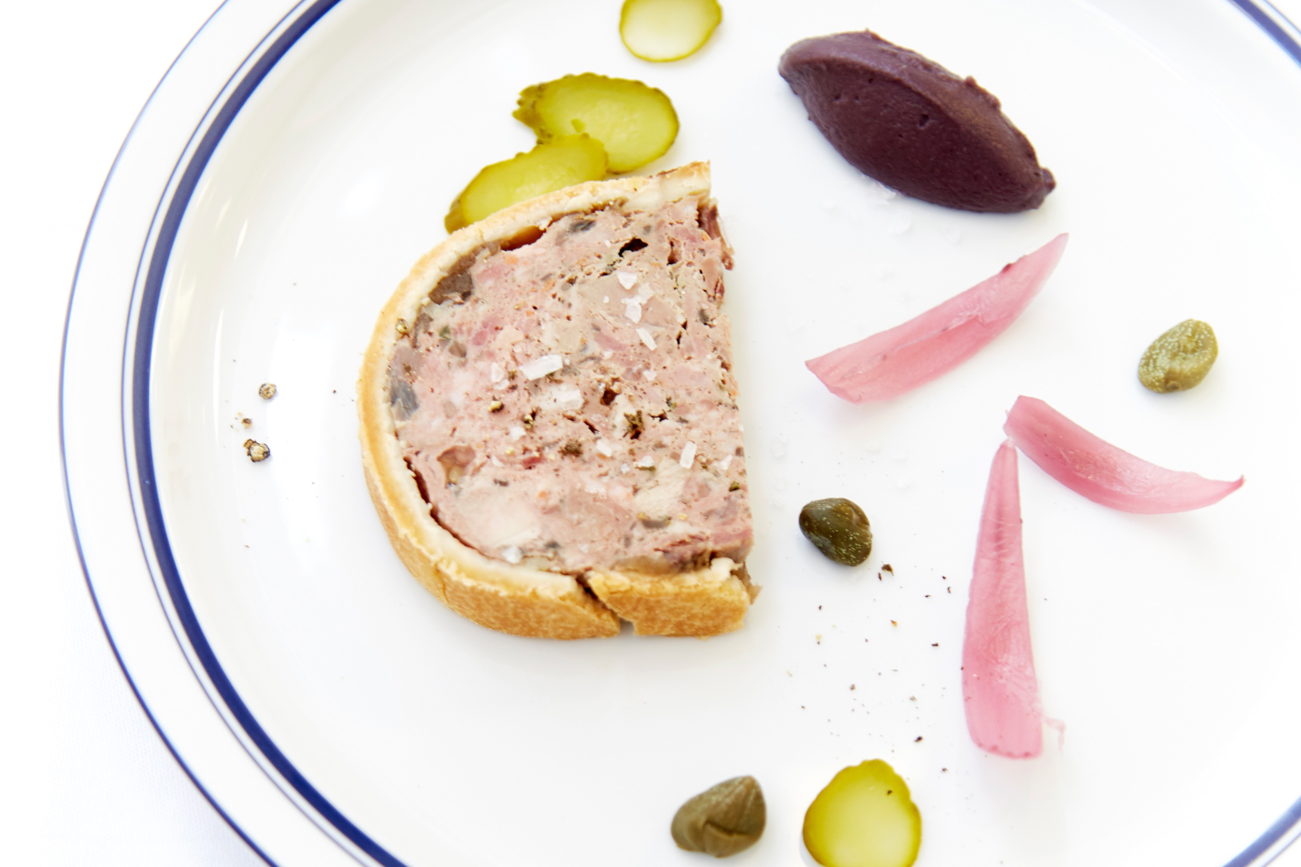 “老奶奶肉冻派”以鹅肝、肉及香肠制作肉冻，佐上紫色甘蓝及蓝莓慕斯奶油酱，将味道提升至另一个层次。