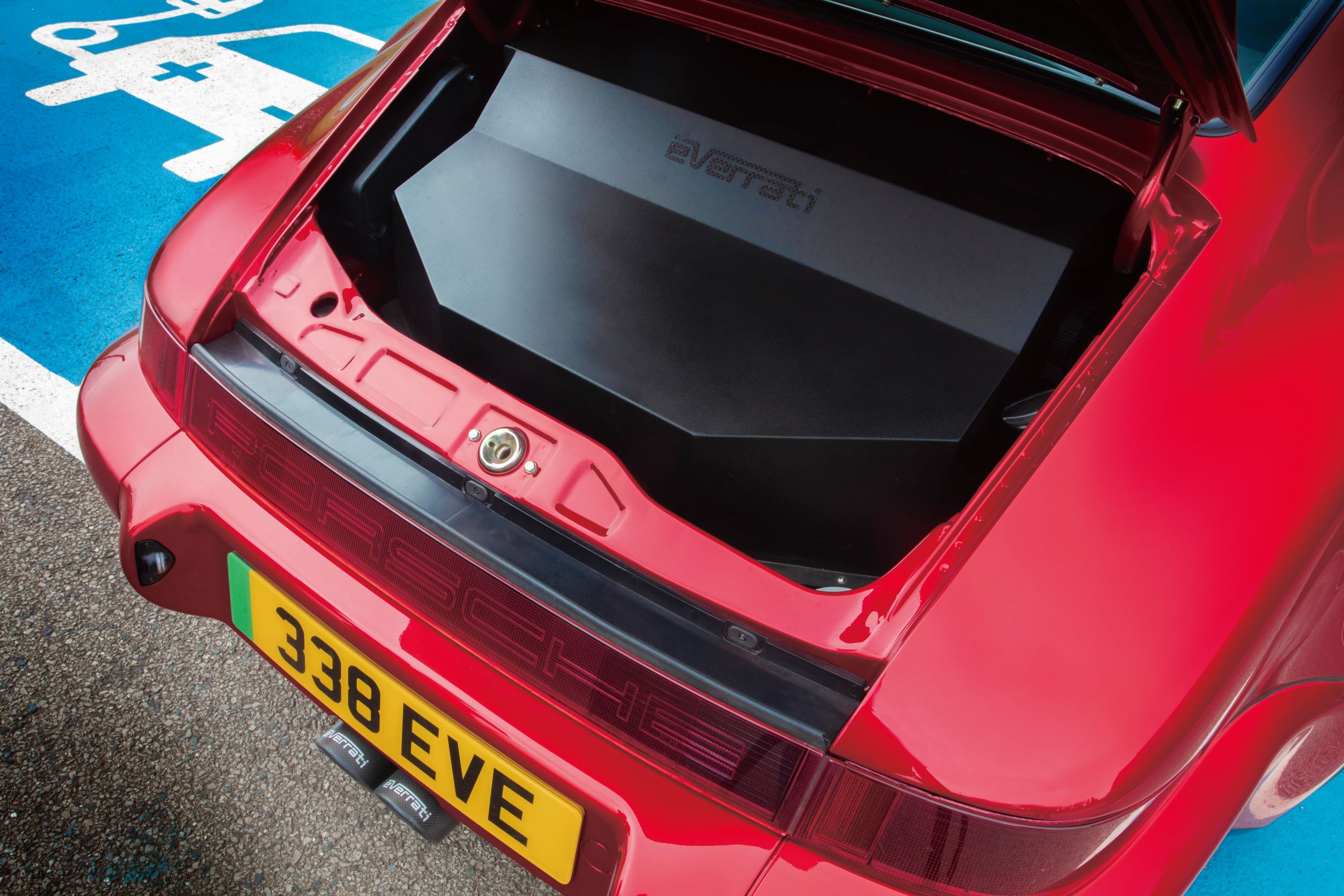 电动 911 原本的后置引擎，已经改成「后置马达」。