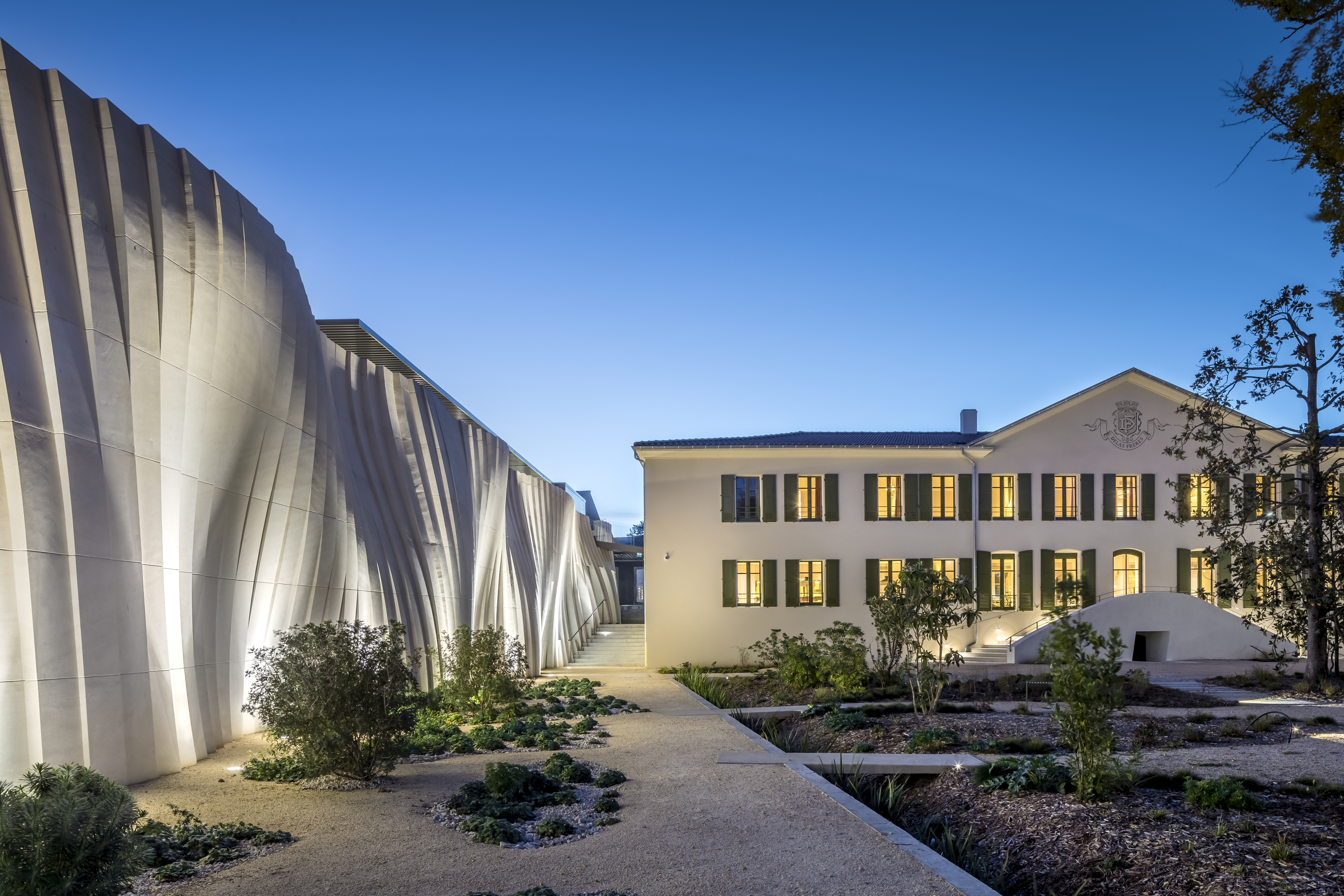 Incredible Winery Architecture：DELAS FRÈRES WINERY 世界酒莊建築巡禮 - 砂岩勾勒漣漪律動立面
