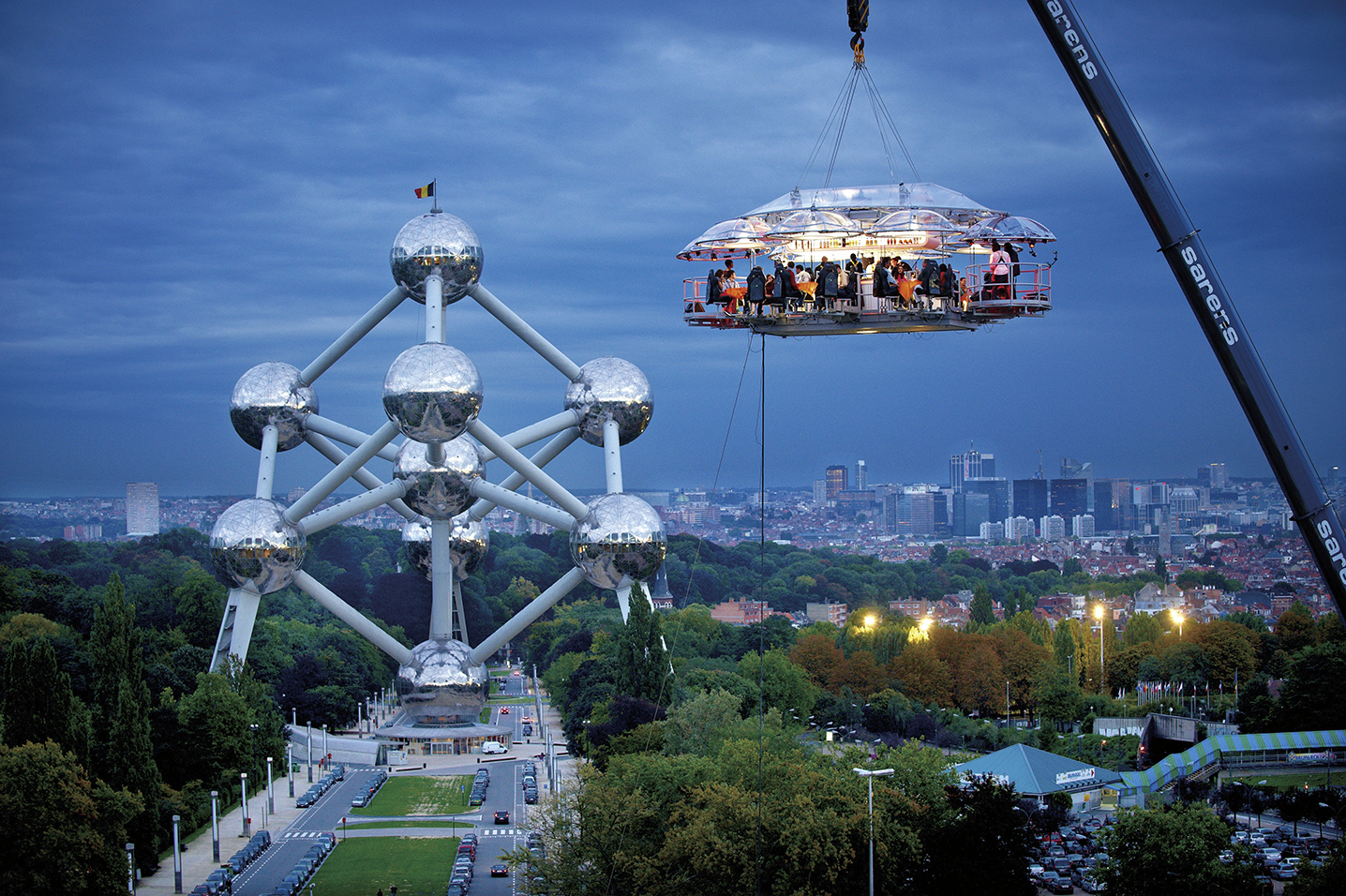 在比利時原子塔前升空的 Dinner in the Sky 。