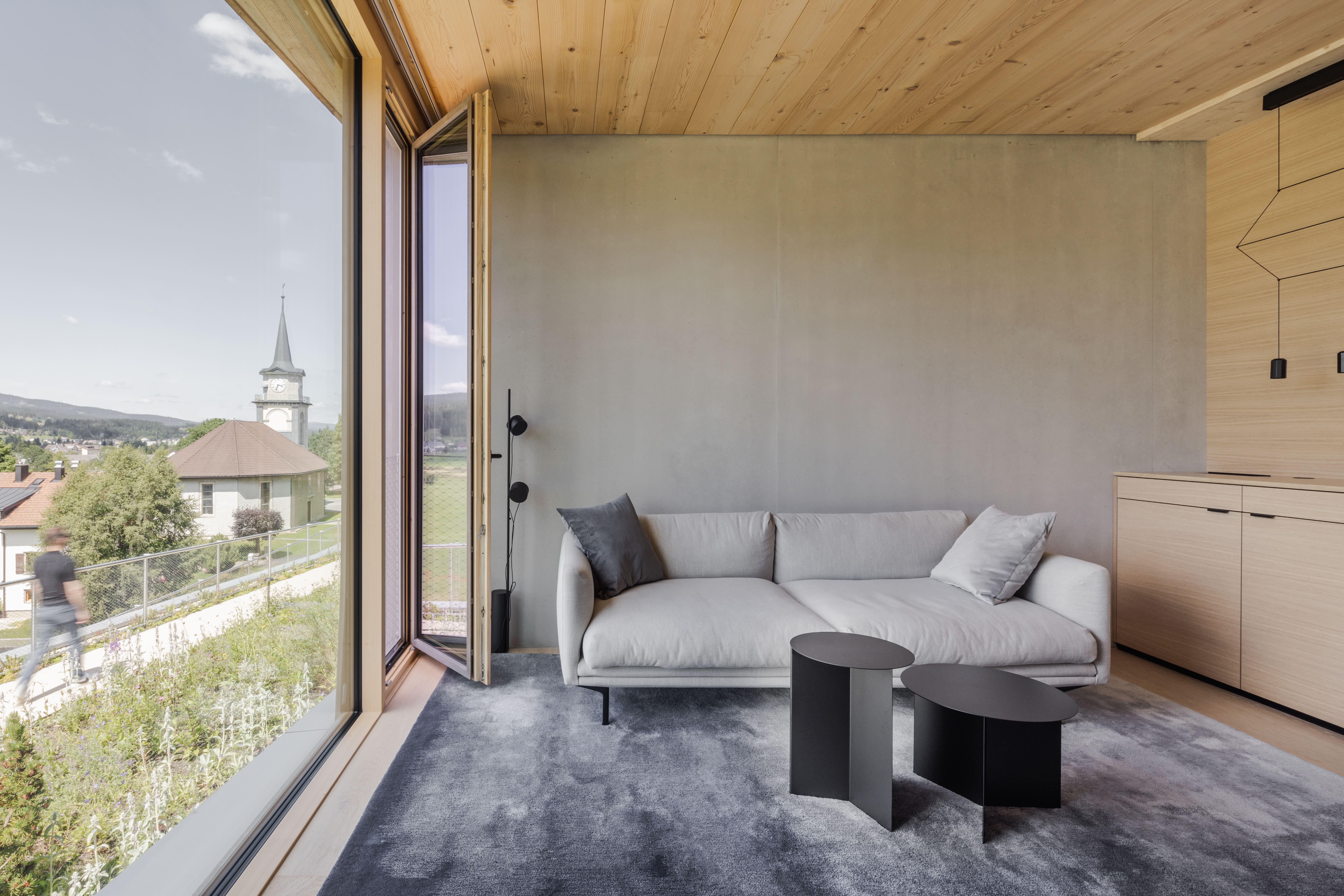 室内设计以玻璃、 木材与石材延伸自然语言。 （ © Maris Mezulis ）