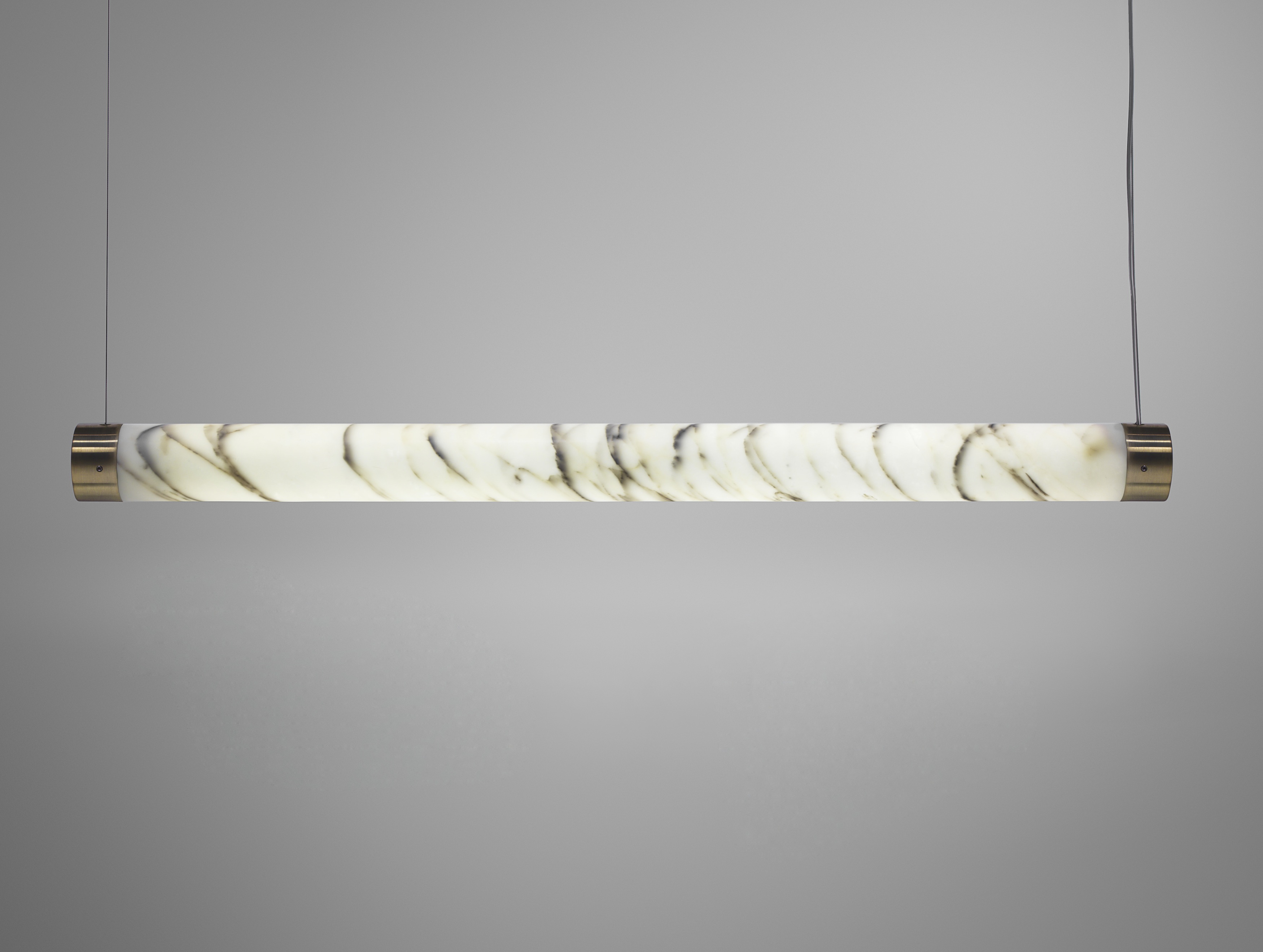 Tube Light 是由單塊大理石磨製而成，開燈後會散發出特殊的紋理光線。