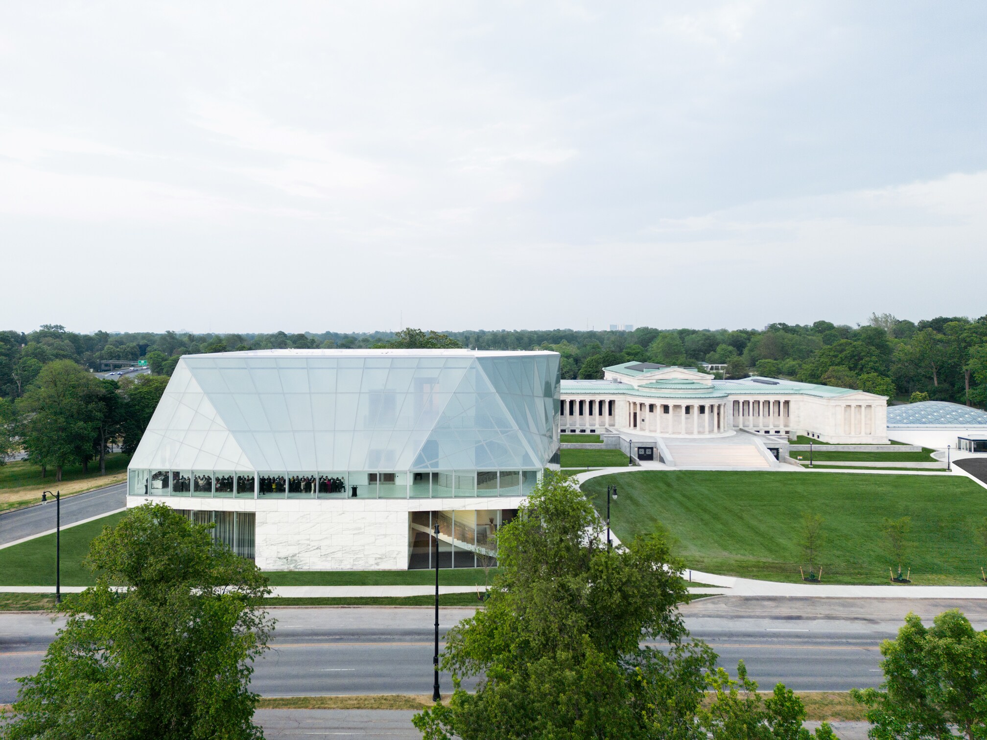 全新建造的 Jeffrey E. Gundlach Building，是衔接园区历史建筑与城市公园的媒介。
