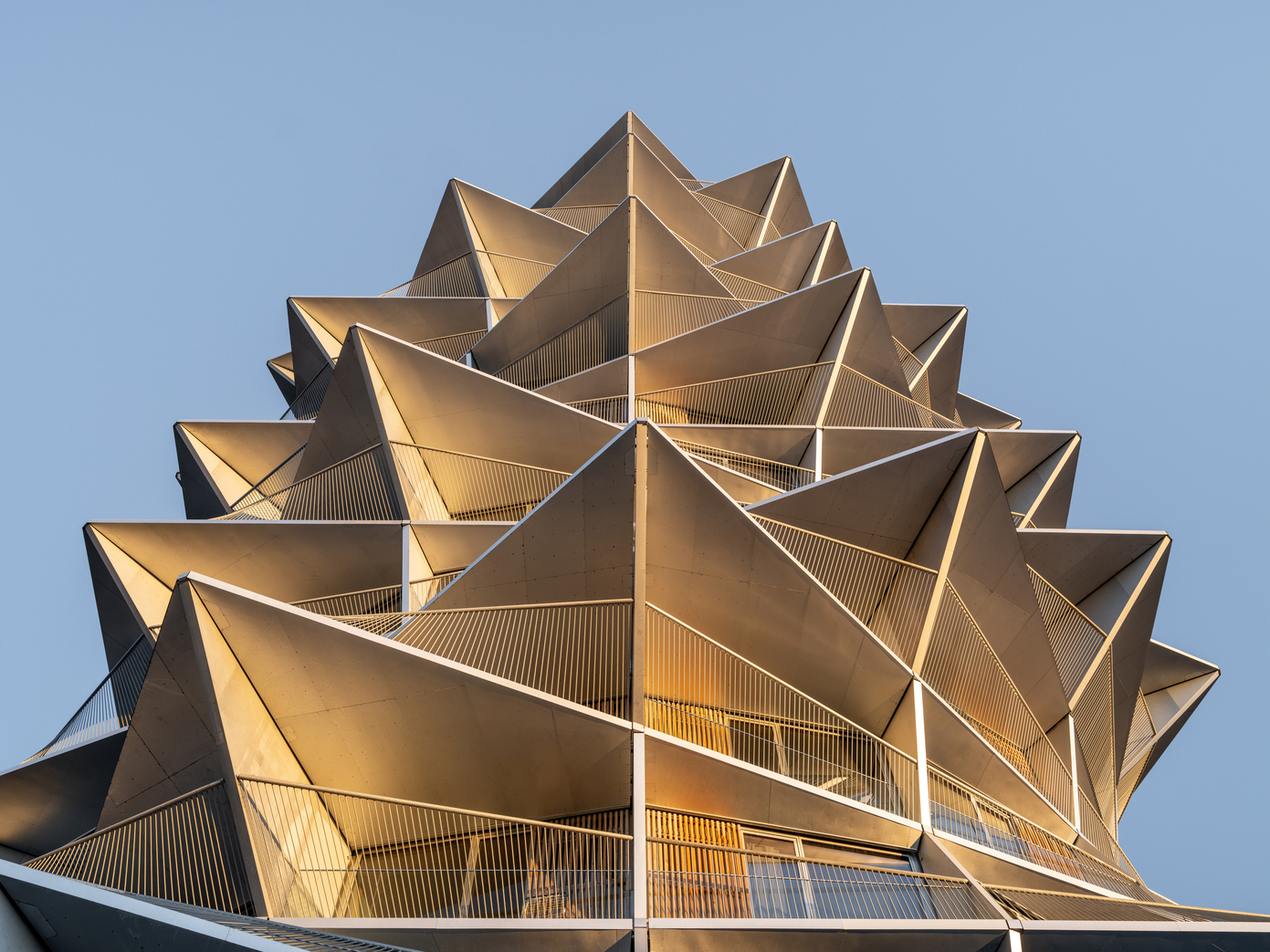 Kaktus Towers 阳台穿插向外凸出的建筑样貌，予人强烈的视觉冲击。