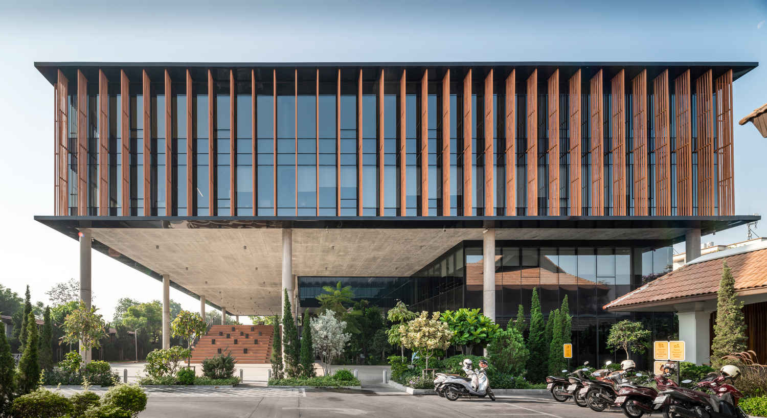 Choice Headquarters 特别以广场、大型阶梯平台和天井中庭，创造出采光、通风性能具佳的建筑结构。