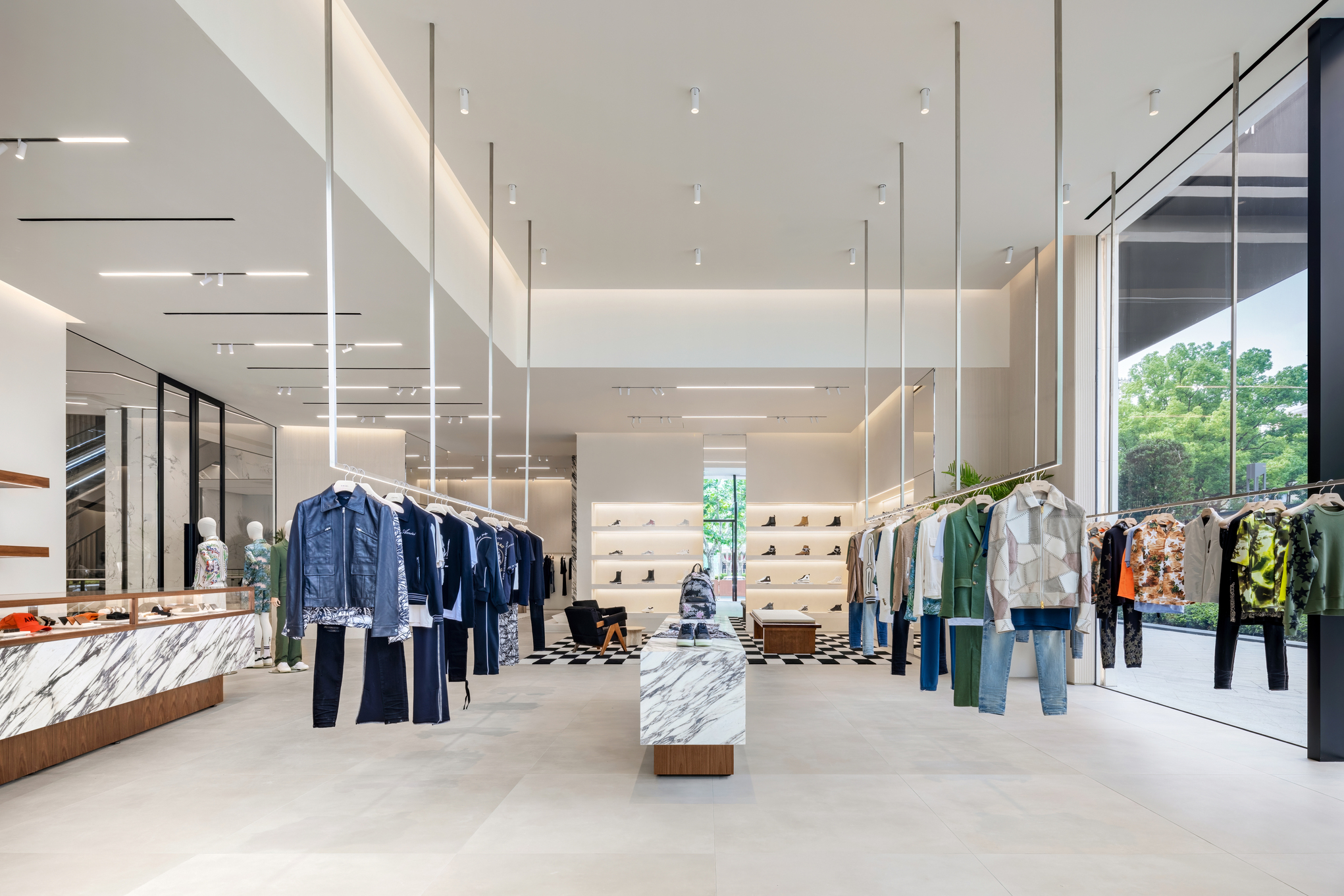 在越来越多来自加州的品牌之中，Amiri 格外受到 Z 世代 喜爱，把滑板文化与都会时尚融合的创意，打破服装的特定场域性。