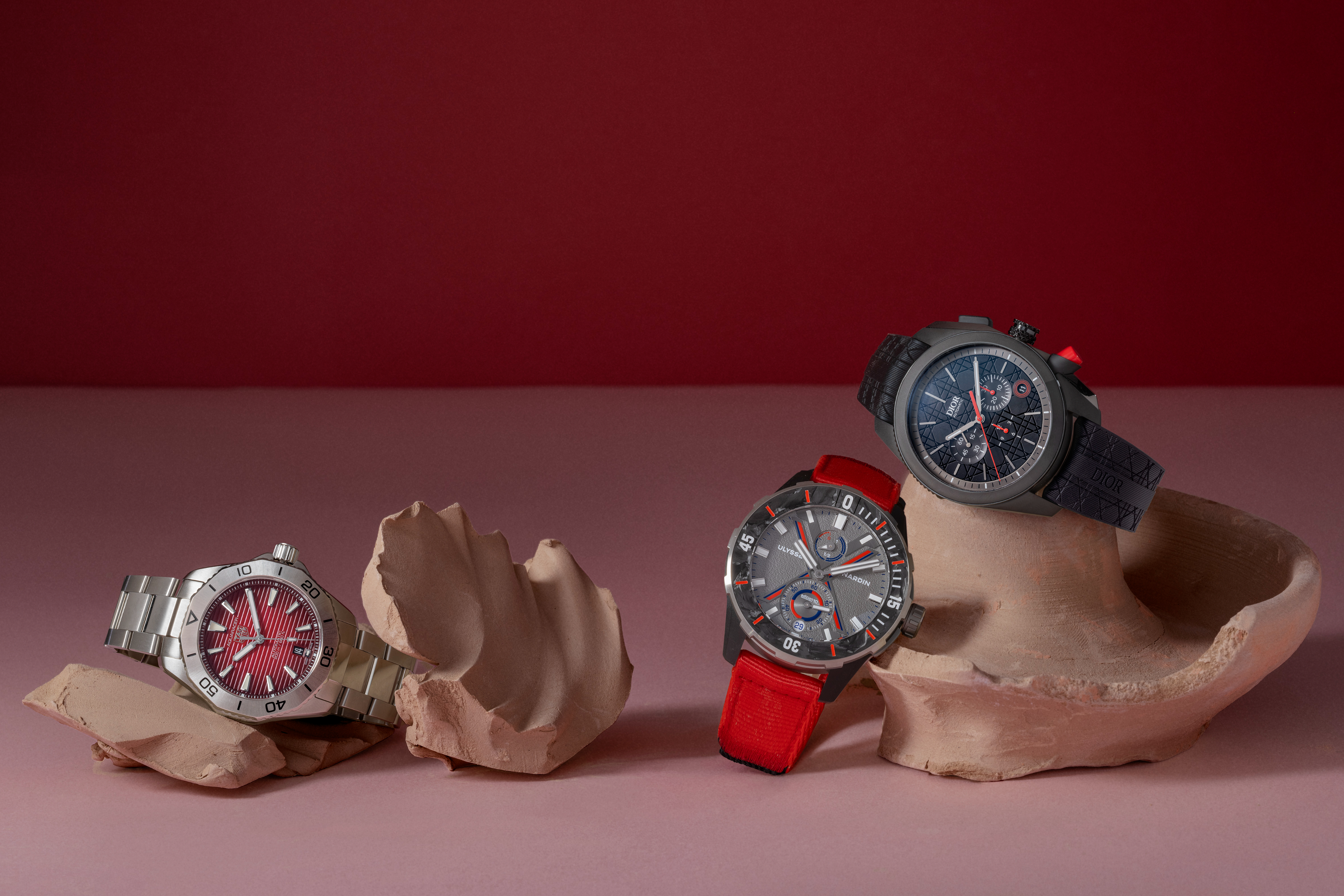 （左） TAG Heuer Aquaracer Professional 200 日期腕錶。 （中） Ulysse Nardin Diver Net 旺代環球帆船賽腕錶，UN-118 自動上鍊機芯。 （右） Dior Chiffre Rouge 黑色超啞光計時碼錶，CD.001 自動上鍊機械機芯。