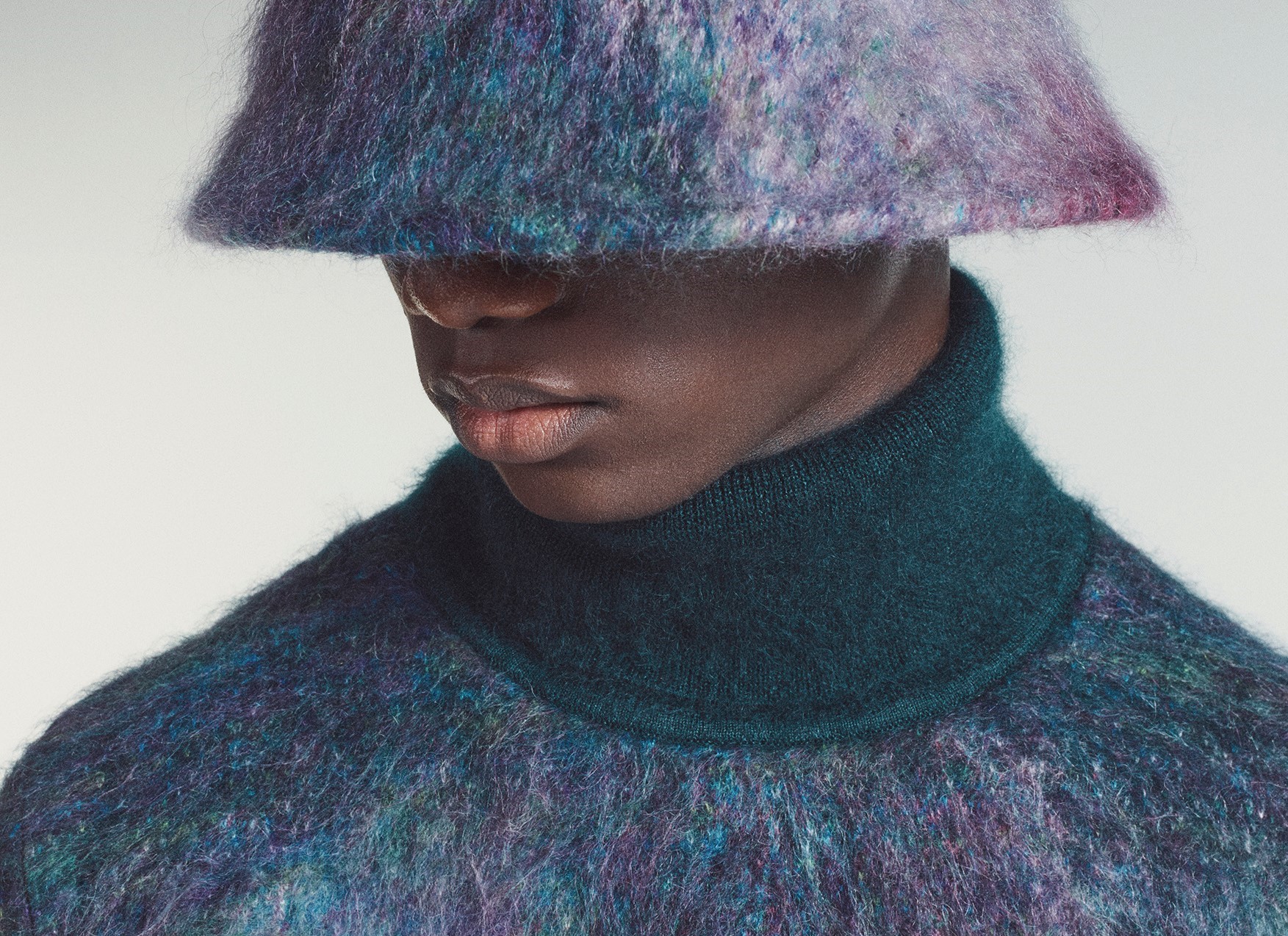 毛海面料的帽飾及上衣，仔細看可見紫色、灰色、白色、深藍色等各種深淺交織，柔和的漸層色彩非常自然。