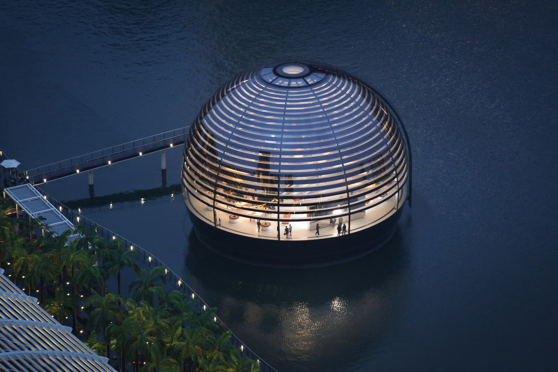 Apple Marina Bay Sands 以璀璨球体漂浮在滨海湾。 （ © Finbarr Fallon ）