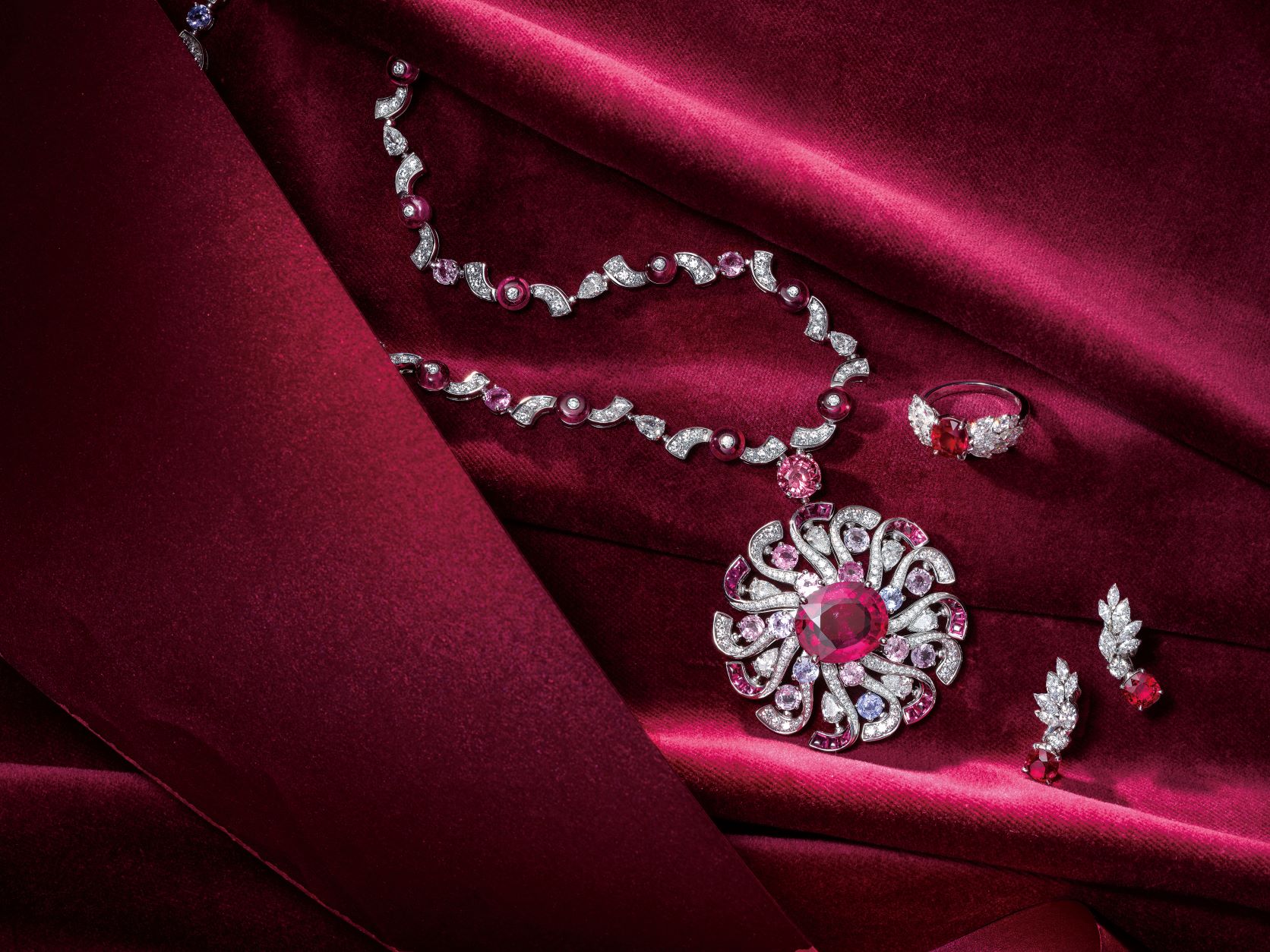 Bulgari MAGNIFICA 系列頂級紅碧璽、尖晶石與鑽石項鍊。Piaget Treasures 系列紅寶石高級珠寶鑽石耳環。Piaget Treasures 系列紅寶石高級珠寶鑽石戒指。