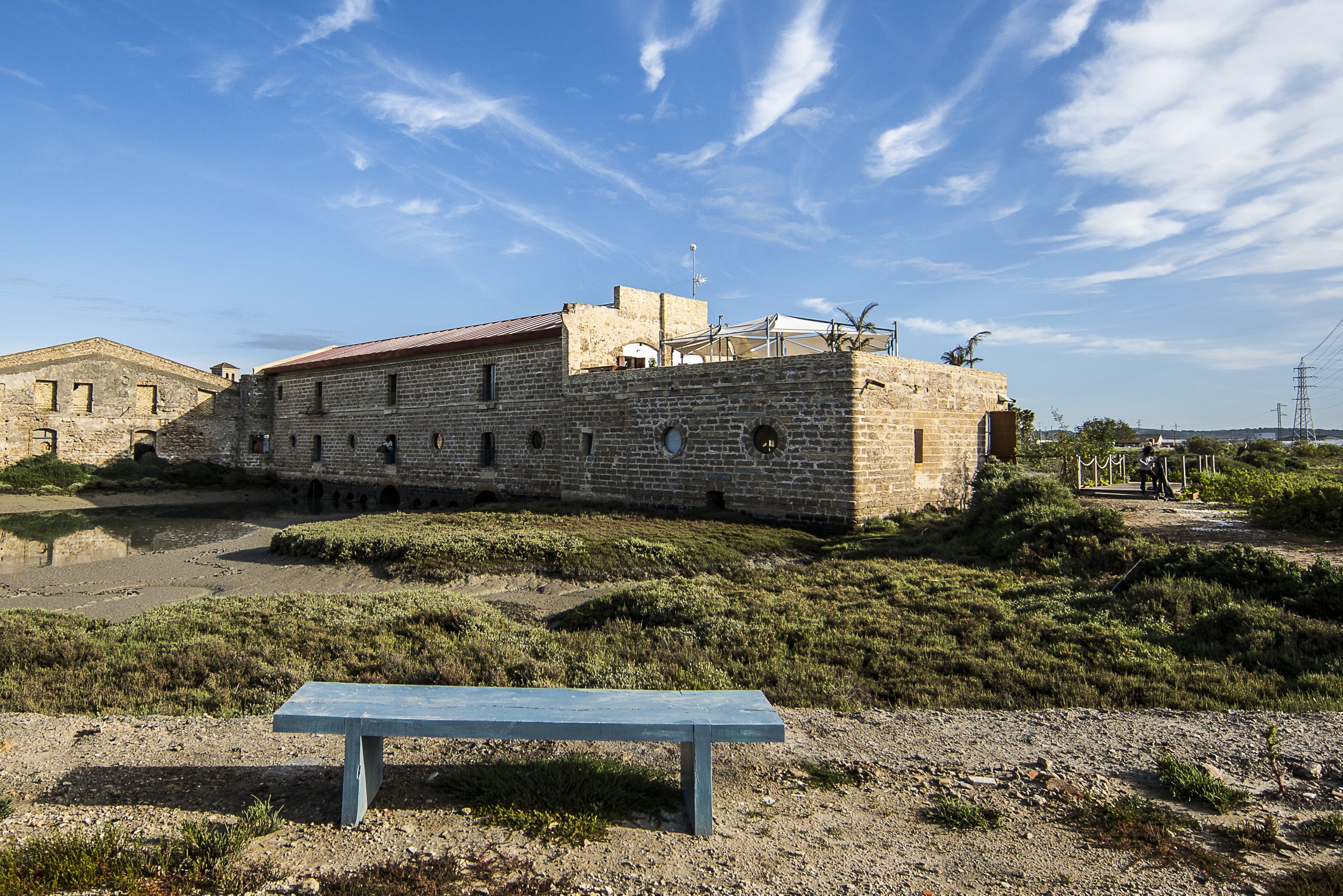 由一座 18 世紀潮汐磨坊改建而成的 Aponiente， 特別保留部分古老的磚造外牆。