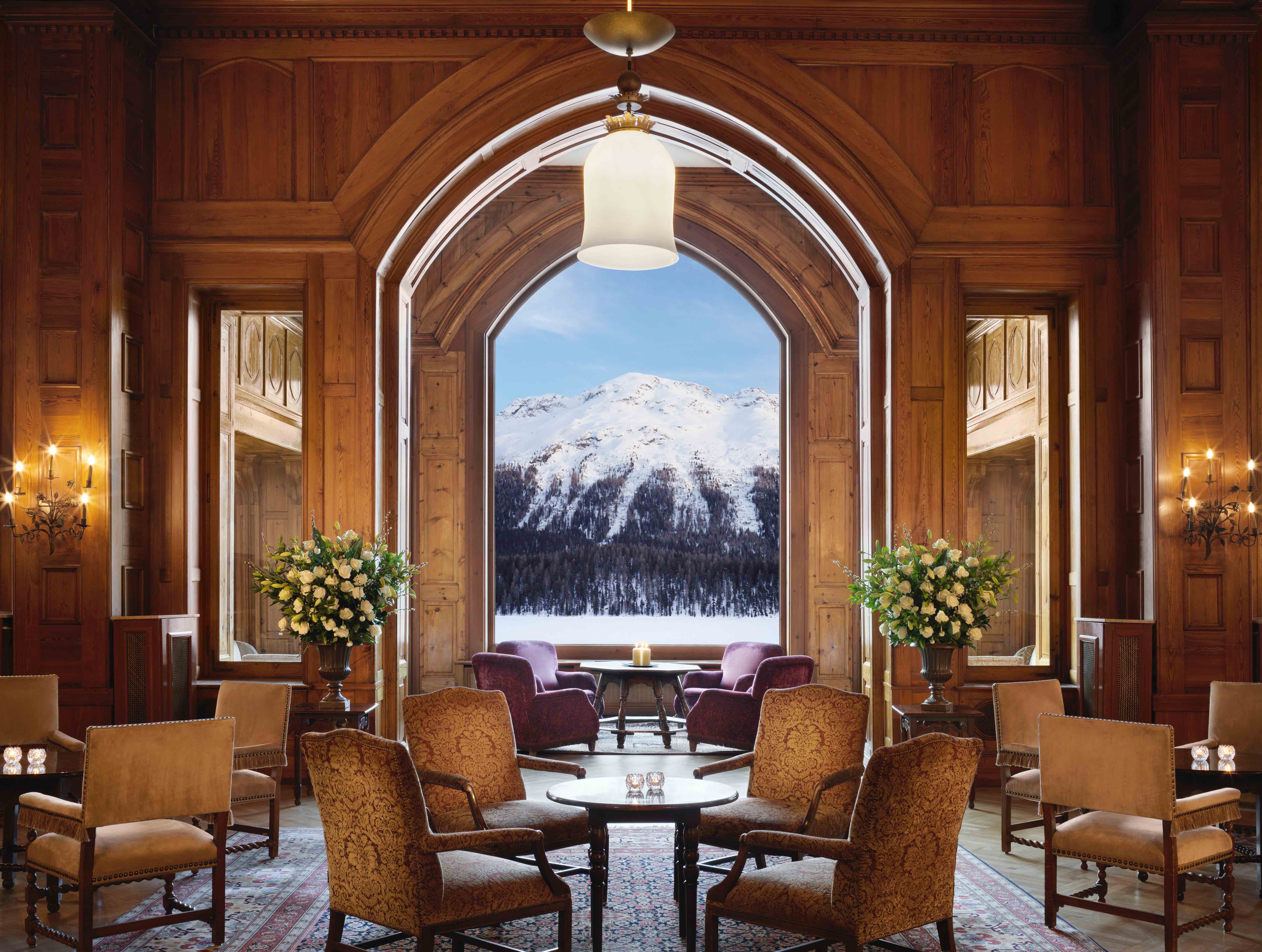 典雅氣派的 Badrutt's Palace Hotel 大廳，以一大扇窗景迎向聖莫里茲湖。