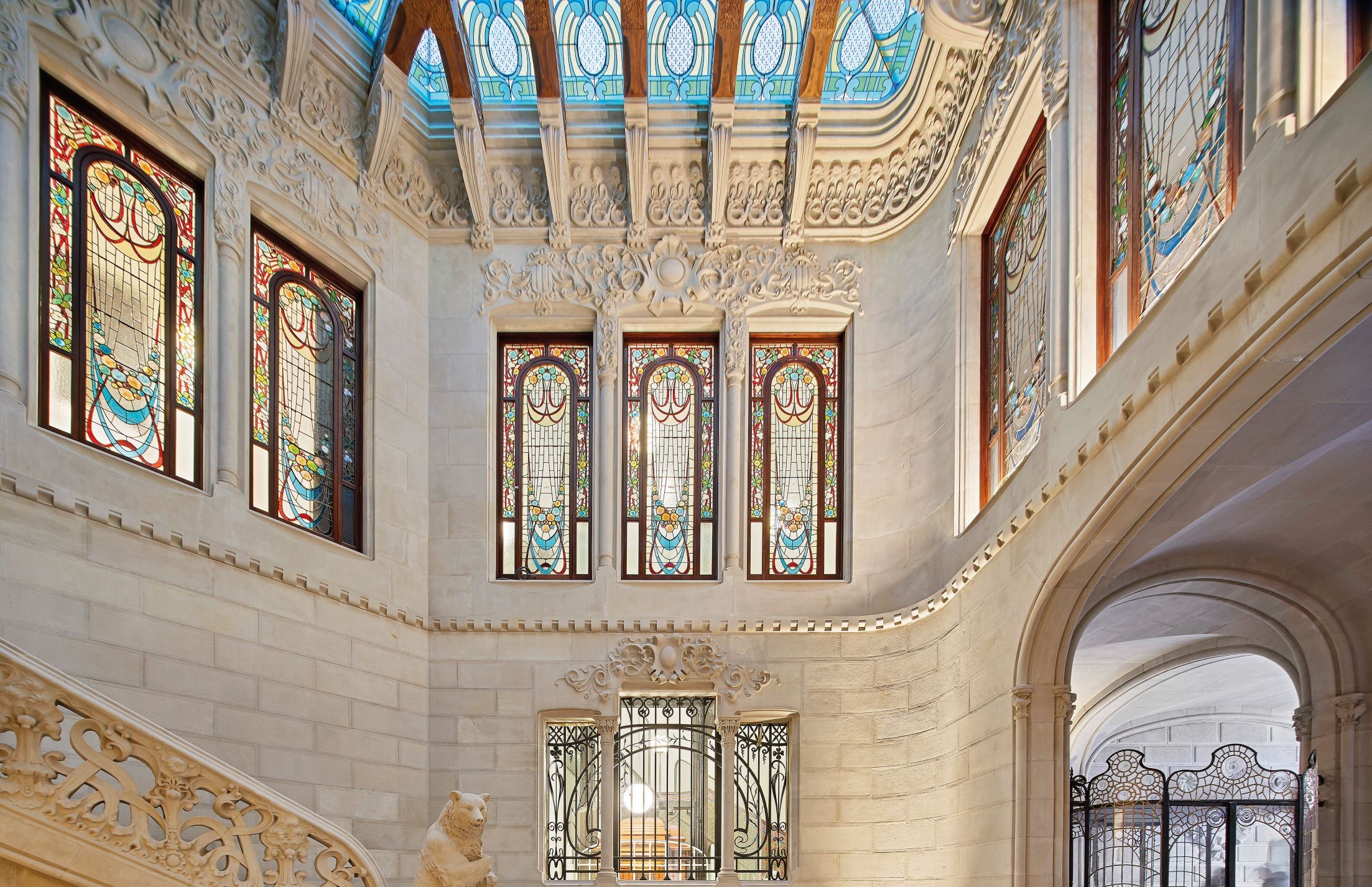梯廳保存著一百多年前的彩繪玻璃與石雕，呈現典雅美好的質感。