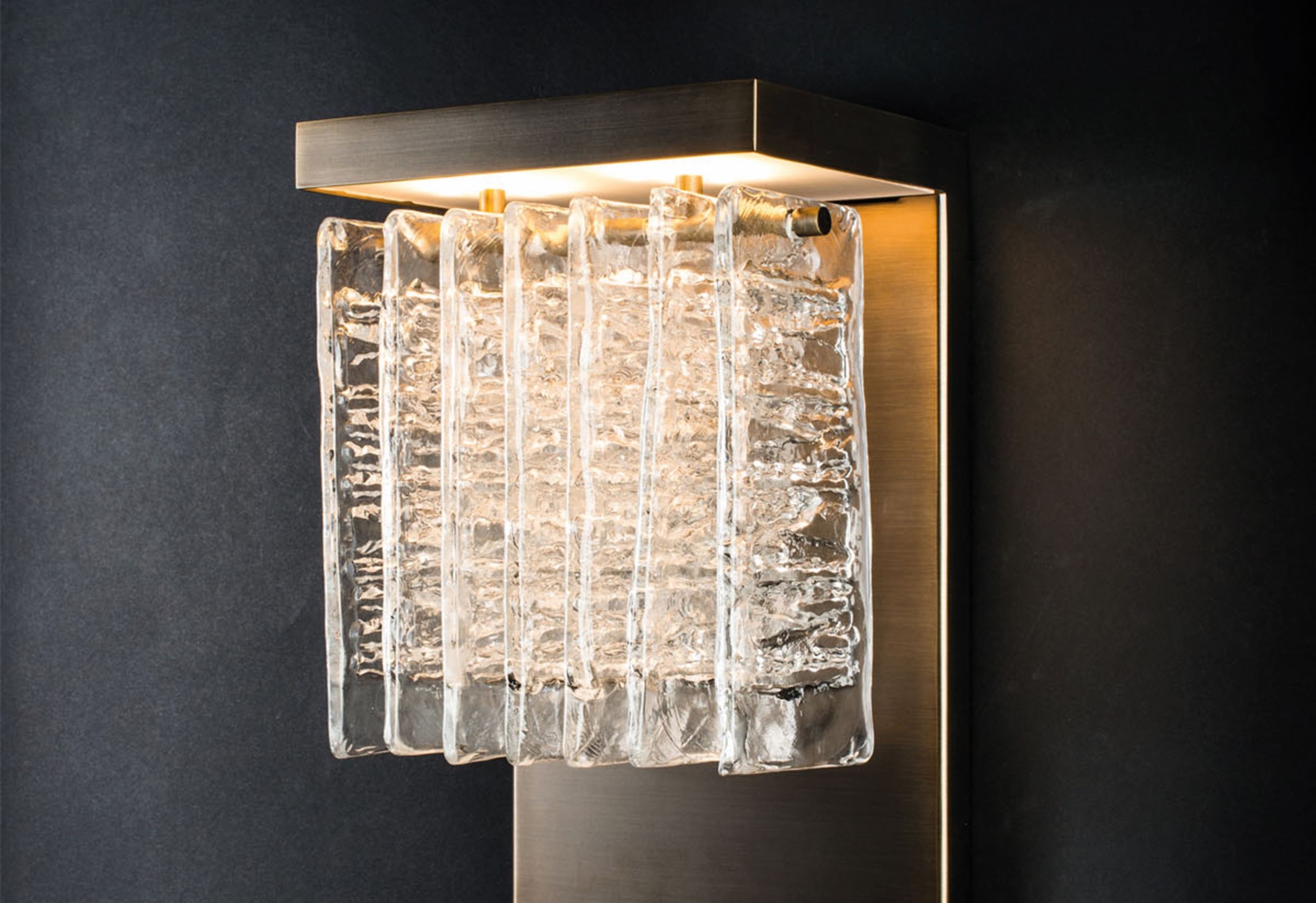 與法國燈飾品牌 Veronese 合作系列之一的ICE壁燈，為品牌旗下的經典代表。