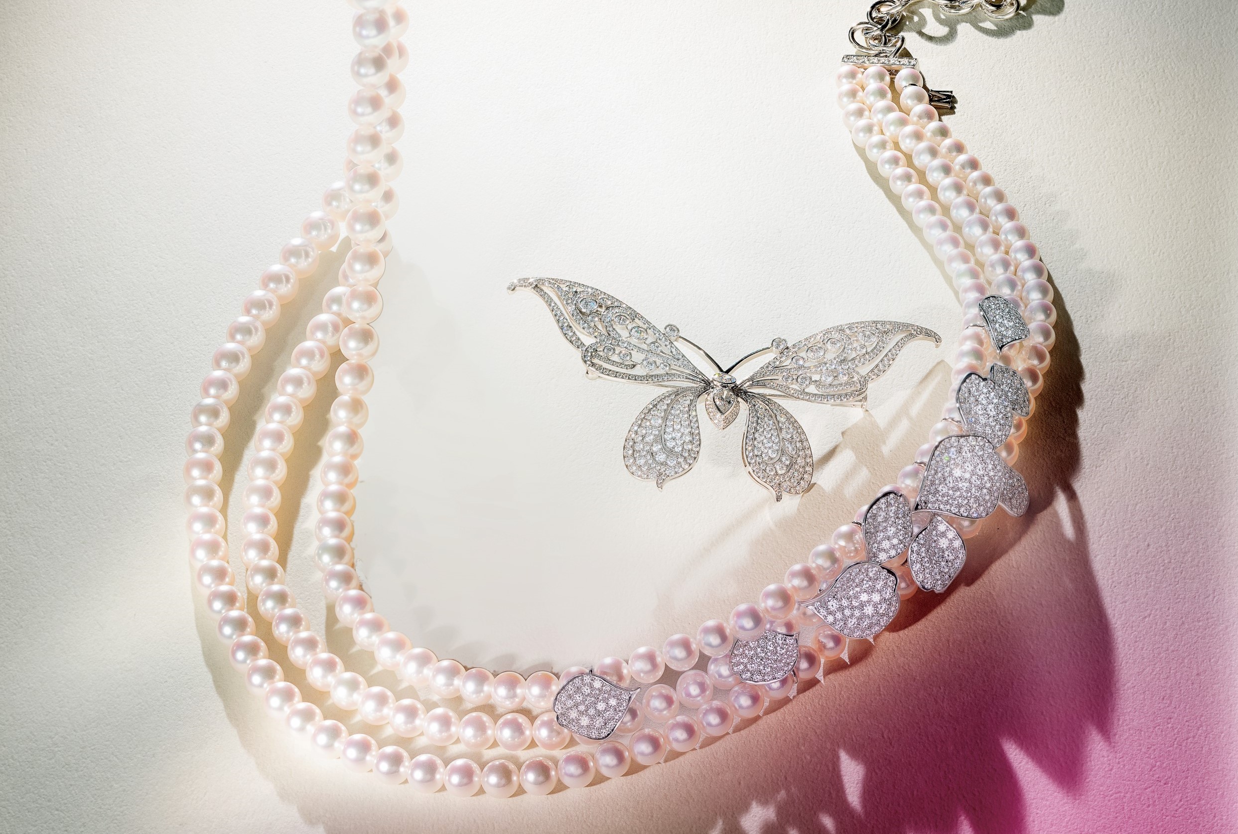 由左至右：Les Pétales Place Vendôme 系列鑽石珍珠串鍊，Mikimoto。Tiffany 高級珠寶鉑金鑲鑽蝴蝶胸針，Tiffany & Co.。