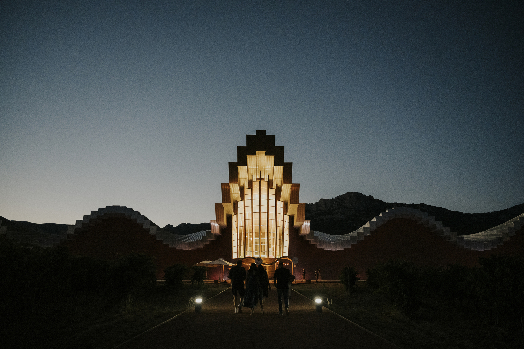 Incredible Winery Architecture：BODEGAS YSIOS WINERY 世界酒莊建築巡禮 - 呼應群山的靜態律動設計