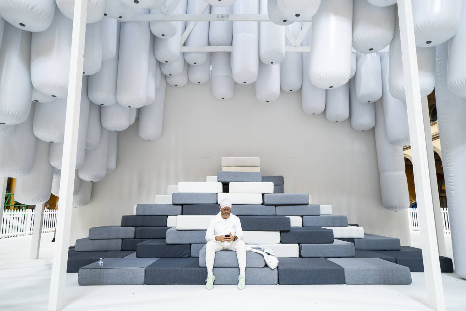 2018 年位於美國華盛頓國家建築博物館 Fun House 展覽，主旨為對傳統住宅的回憶及重新詮釋，Daniel Arsham 身為策展人之一，其中身後純白色的未來感屋子正是他的作品。