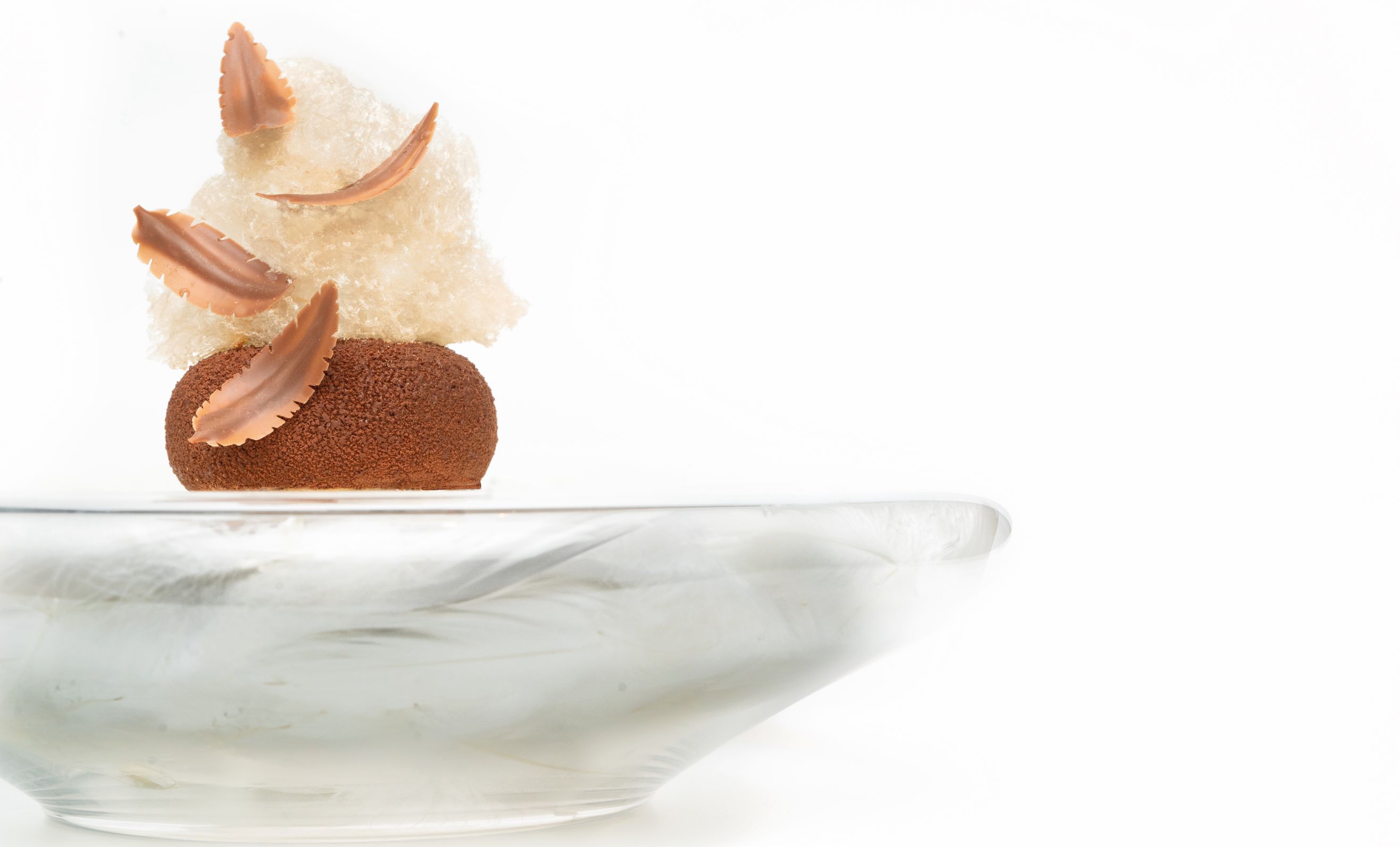 夢幻的 Core-teser 以棉花狀麥芽糖，搭配包著榛果的偏苦巧克力，帶來多層次的甜點滋味。