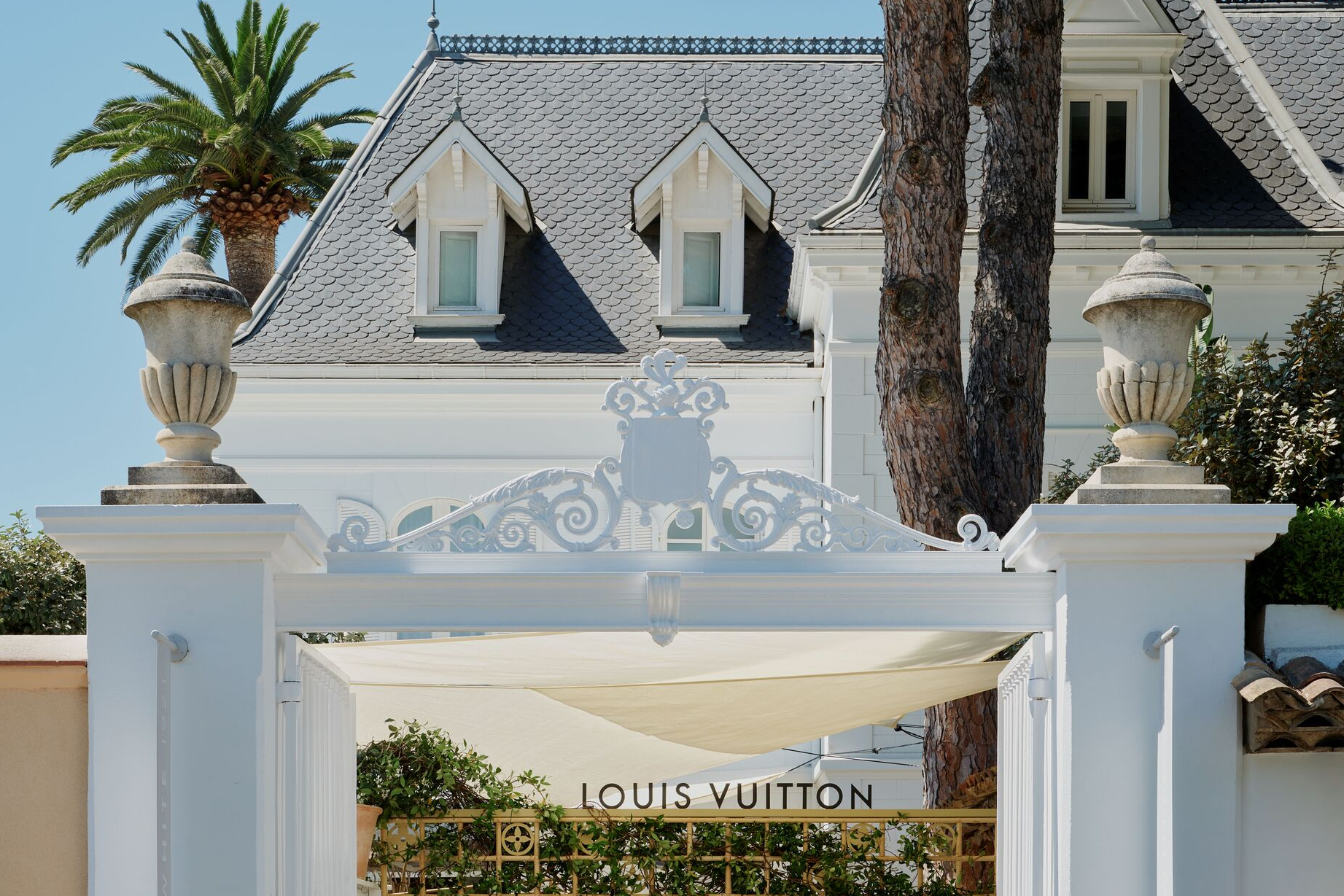 Mory Sacko at Louis Vuitton 就位於聖特羅佩 White 1921 Hotel 的 1 樓庭院。