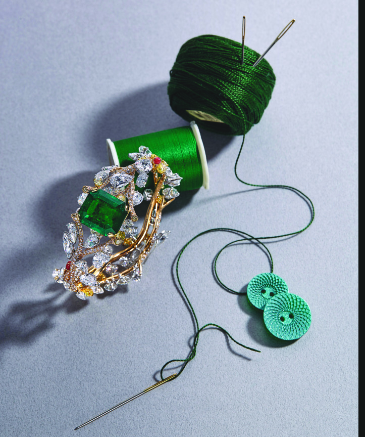 繁複工藝堆砌出自然萬物豐沛的生命力，是珠寶，亦是藝術品，令人迷醉。Cindy Chao White Label 高級珠寶四季系列樹枝手環，鑲嵌 19.75 克拉八角型形階梯式切割哥倫比亞祖母綠及 1,240 顆約 66.29 克拉寶石。