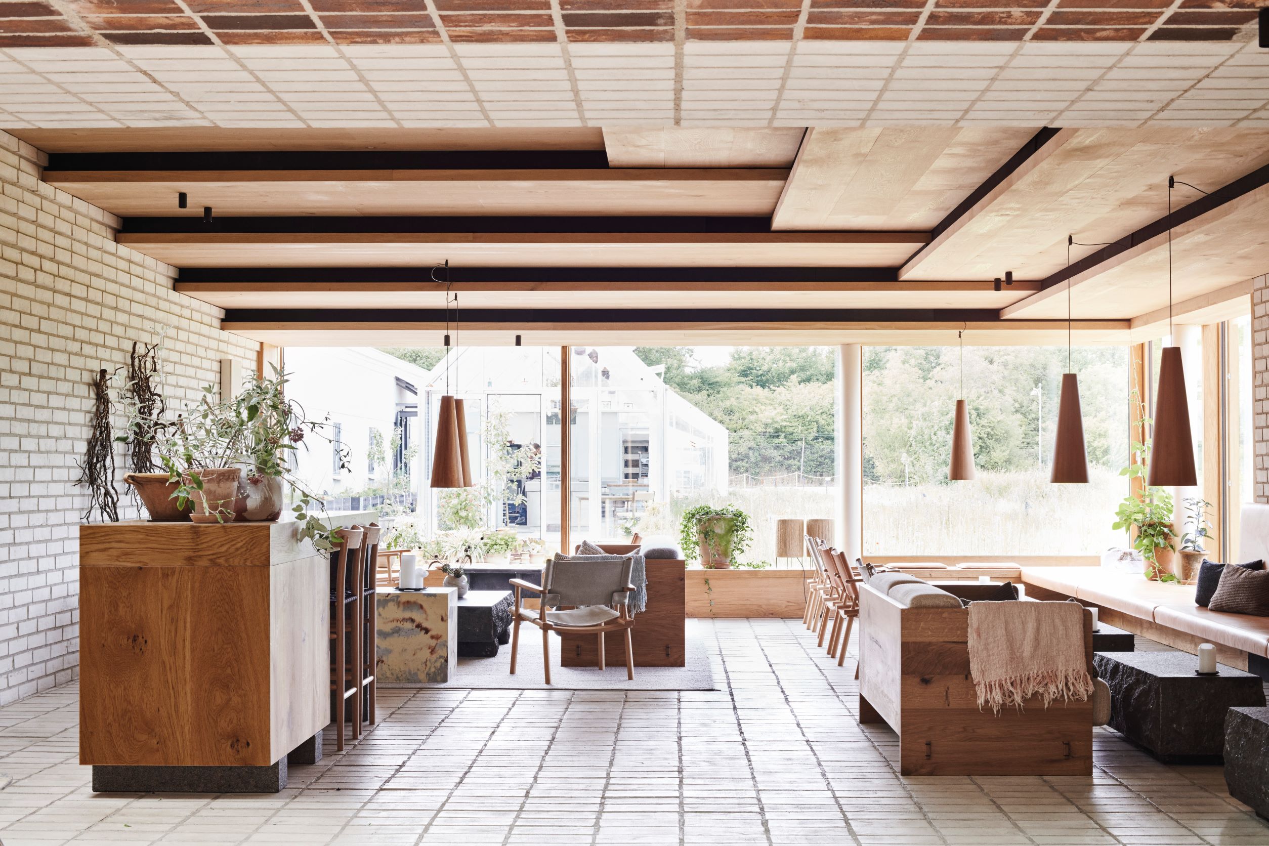 餐廳內的各個空間皆以大面積落地窗，創造出與自然和鳴的空間情境。