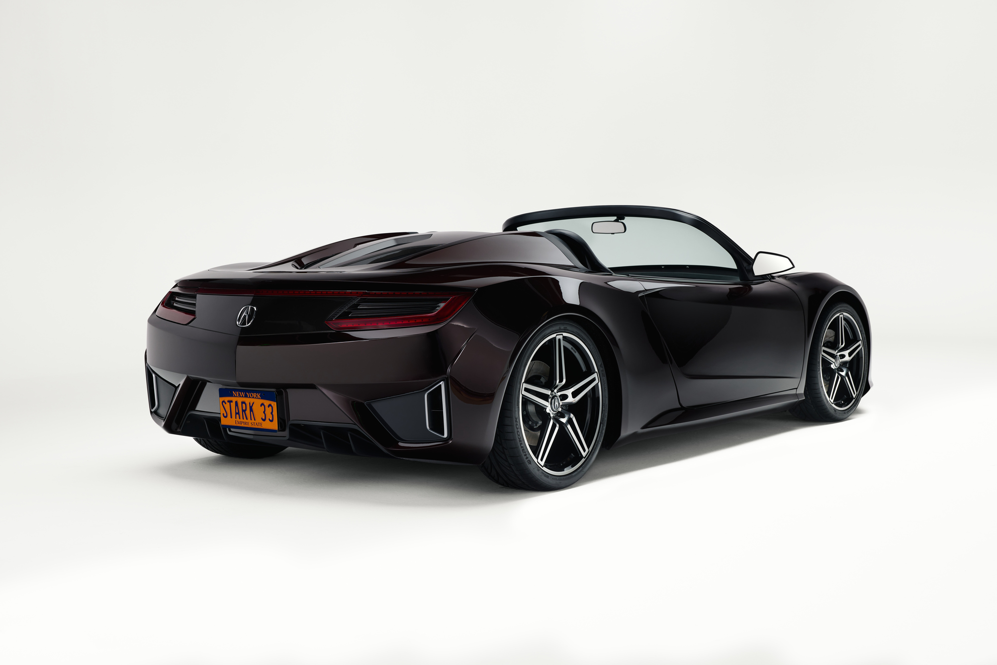 第二代 NSX 曾在漫威电影中，因担任钢铁人东尼史塔克（ Tony Stark ）日常用车而声名大噪。