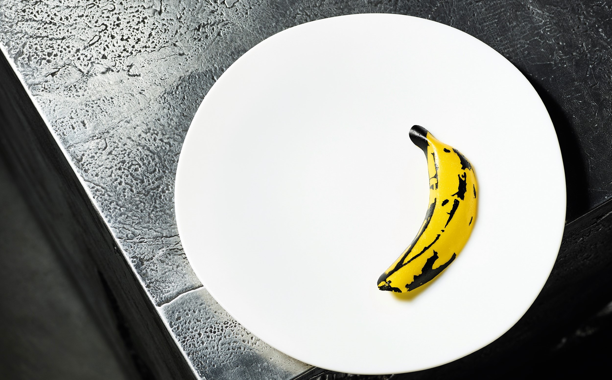 以安迪霍爾經典香蕉圖樣為靈感，所創作出的 Andy Warhol 雪糕甜點。